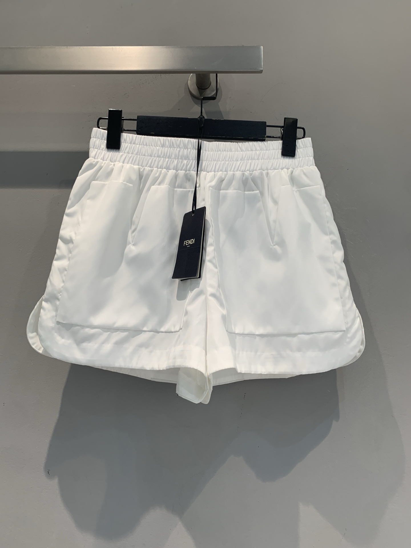 NO:834485,The new model is shipped. The original development FD spring and summer new fashionable and versatile large pocket elastic waist shorts. The front pocket is a **V-shaped design**, which directly fills the shape. There are slits on the side, which visually makes the legs longer. It is a slimming tool!  The elastic waist design has great elasticity and is extremely tolerant to your body shape. No matter what body type you are, you can easily control it!  The material is **silk nylon**, which is smooth to the touch and super comfortable. There are also letter embroidery on the back pocket, which is low-key yet recognizable and full of details!  Wear it in the summer, it's breathable but not stuffy, and it looks good with a variety of tops. Whether it's a T-shirt, a shirt or a suspender belt, you can easily create a fashionable look!  Code number SML,,shorts,shirts,tees,t-shirt,19860909新款出货啦 原版开发 FD春夏新款时髦百搭大口袋松紧腰短裤.前襟口袋是**V字形设计**,造型感直接拉满,侧边还有开叉,视觉上更显腿长,简直是显瘦利器！松紧腰设计,弹力超棒,对身材的包容度极高,不管你是哪种身材,都能轻松驾驭！材质是**丝绸尼龙**的,摸起来滑滑的,超级舒服,后袋还有字母刺绣,低调又不失辨识度,细节感满满！ 夏天穿它,透气不闷热,搭配各种上衣都好看,无论是T恤、衬衫还是吊带,都能轻松搭出时尚感！码数SML,,shorts,shirts,tees，t-shirt,,Women's clothing