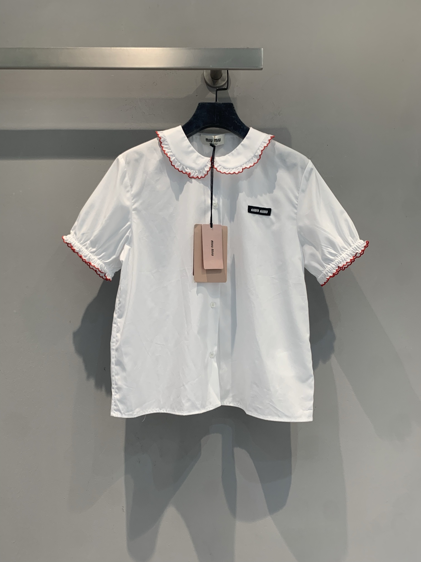NO:834508,The new model is shipping. The original developed Miumi* new spring and summer fashionable and versatile contrasting color doll collar white shirt is made of light and breathable cotton. It is super comfortable to wear in spring and summer!  The red lace embellishes the neckline and cuffs, which is sweet and playful, and the brand logo on the chest is very recognizable. The short-sleeved design can be easily used for daily commuting, dating, and leisure. Pair it with a pleated skirt or high-waisted pants, and you can easily get a college style or a girly look!  There are many sizes to choose from, suitable for all body types, comfortable and stylish, Miu Miu is a must-have for girls!  Size SML,,miumiu,skirts,shirts,T-shirt,19860909新款出货啦 原版开发 Miumi*春夏新款时髦百搭撞色娃娃领白衬衫,采用轻薄透气棉质,春夏穿超舒服！红色花边点缀领口和袖口,甜美又俏皮,胸前品牌徽标超有辨识度.短袖设计日常通勤、约会、休闲都能轻松驾驭,搭配百褶裙或高腰裤,学院风or少女感轻松get！尺码选择多,适合各种身材,舒适又有设计感,Miu Miu女孩必入！码数SML,,miumiu,skirts,shirts,T-shirt,,Women's clothing