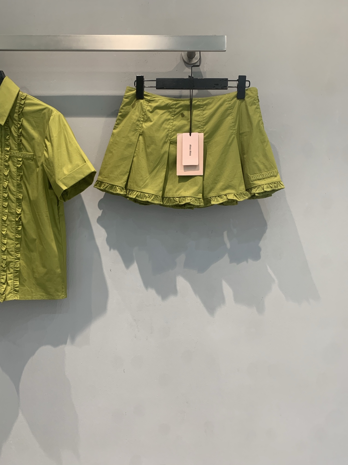 NO:833269,The new model is now shipping, originally developed by Miumi*, the new spring and summer style college style fashionable and versatile green ruffled pleated skirt, light fabric + fungus edge design, full of girly feeling!  The high-waist cut optimizes body proportions, and the pleated skirt is smart and playful, making it easy to style in everyday or sweet styles. Pair it with a top of the same color and retro cloth shoes to get the sweet girl style!  Very suitable for spring and summer, easy to create a harmonious look. Size SML, miumiu, skirts,19860909新款出货啦原版开发 Miumi*春夏新款学院风时髦百搭绿色荷叶边百褶短裙,轻薄面料+木耳边设计,少女感满满！高腰剪裁优化身材比例,百褶裙摆灵动俏皮,日常或甜美风都能轻松驾驭.搭配同色系上衣、复古布鞋,甜妹风get！春夏季节超适合,轻松打造和谐造型.码数SML,,miumiu,skirts,,Women's clothing