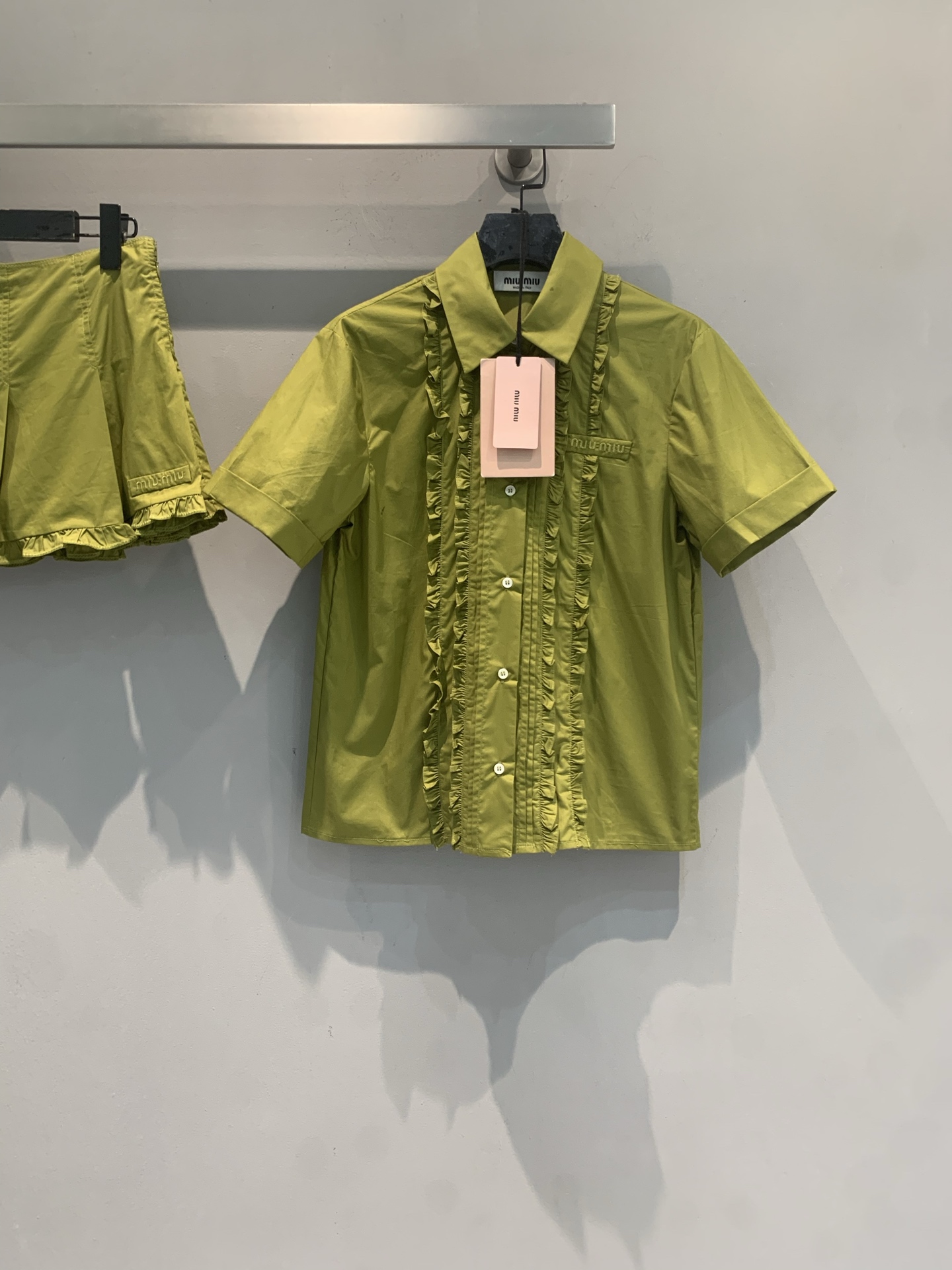 NO:833262,The new model is shipping. Originally developed by Miumi*, the new spring and summer college style fashionable and versatile green shirt with earrings is made of lightweight poplin, which is super comfortable to wear in spring and summer!  The front panel + lapel design is full of retro girly feeling. The loose short sleeves are super friendly to the figure. The light pink color is gentle and age-reducing. It looks very sweet when paired with a pleated skirt or a work skirt ~ It can be easily used for daily outings, taking photos, and vacations. It is a must-have item for sweet girls!  Size SML,,miumiu,skirts,shirts,T-shirt,19860909新款出货啦原版开发 Miumi*春夏新款学院风时髦百搭木耳边绿色衬衫,选用轻盈府绸,春夏穿超舒适！前幅木耳边+翻领设计,复古少女感满满.宽松短袖,对身材超友好,浅粉色温柔又减龄,搭配百褶裙或工装裙都很甜美～日常出街、拍照、度假都能轻松驾驭,是甜妹风必备单品！码数SML,,miumiu,skirts,shirts,T-shirt,,Women's clothing