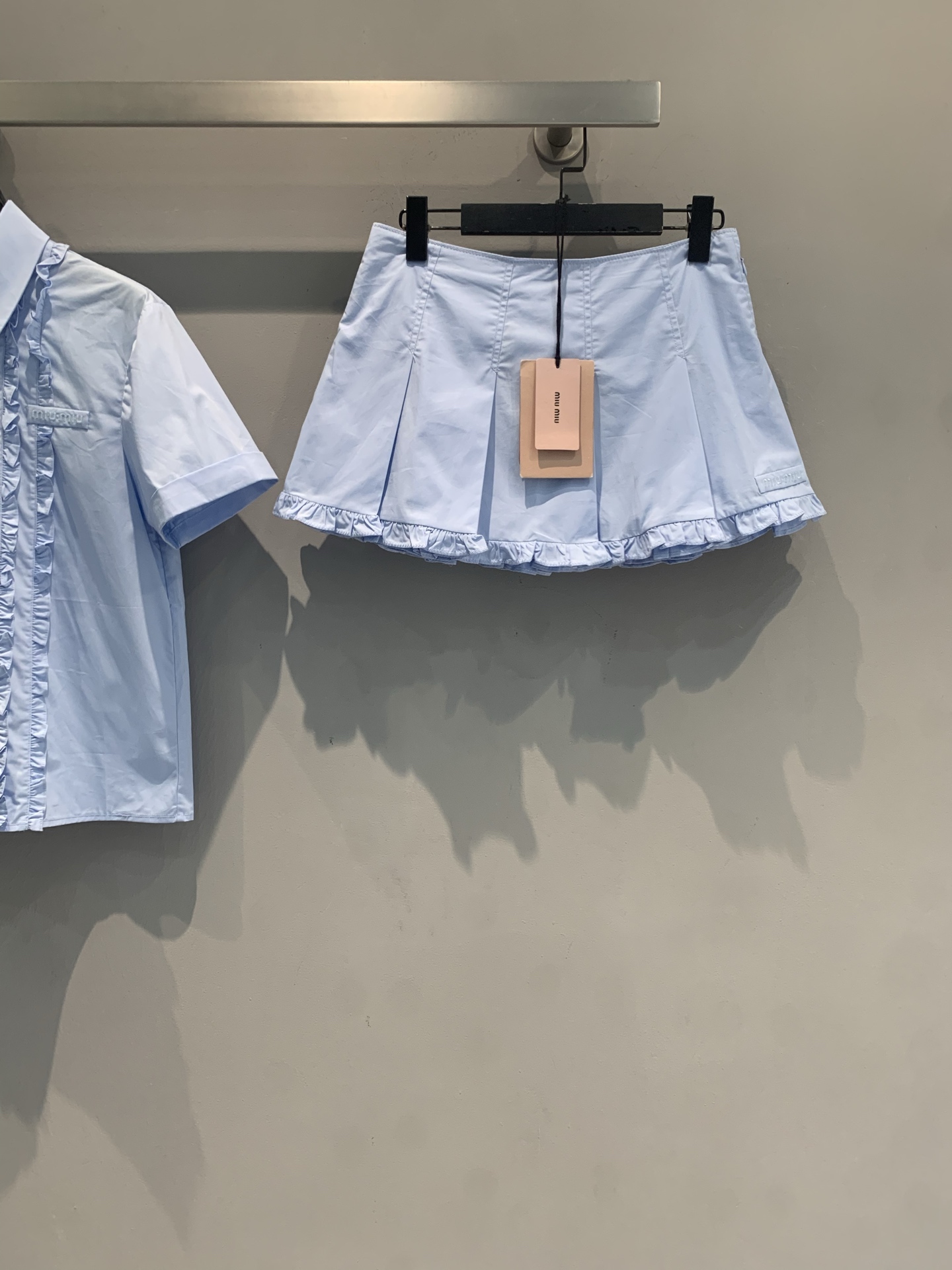 NO:833248,The new model is shipping. Originally developed by Miumi*, the new spring and summer new college style fashionable and versatile blue ruffled pleated skirt, light fabric + fungus edge design, full of girly feeling!  The high-waist cut optimizes body proportions, and the pleated skirt is smart and playful, making it easy to style in everyday or sweet styles. Pair it with a top of the same color and retro cloth shoes to get the sweet girl style!  Very suitable for spring and summer, easy to create a harmonious look. Size SML, miumiu, skirts,19860909新款出货啦 原版开发 Miumi*春夏新款学院风时髦百搭蓝色荷叶边百褶短裙,轻薄面料+木耳边设计,少女感满满！高腰剪裁优化身材比例,百褶裙摆灵动俏皮,日常或甜美风都能轻松驾驭.搭配同色系上衣、复古布鞋,甜妹风get！春夏季节超适合,轻松打造和谐造型.码数SML,,miumiu,skirts,,Women's clothing