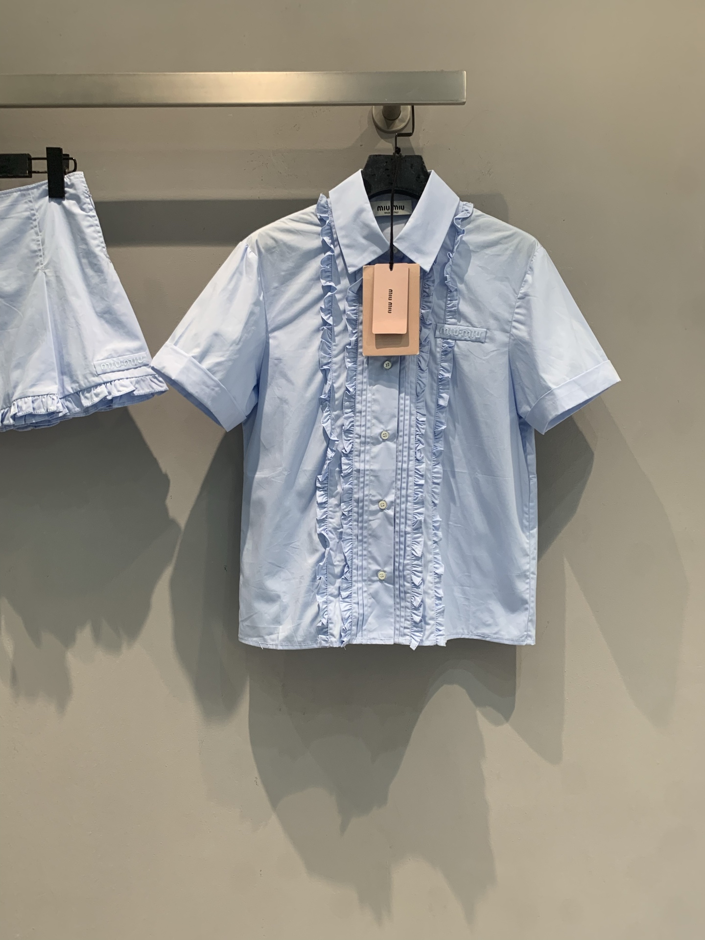 NO:833256,The new model is shipping. Originally developed by Miumi*, the new spring and summer college style fashionable and versatile fungus-edged blue shirt is made of lightweight poplin, which is super comfortable to wear in spring and summer!  The front panel + lapel design is full of retro girly feeling. The loose short sleeves are super friendly to the figure. The light pink color is gentle and age-reducing. It looks very sweet when paired with a pleated skirt or a work skirt ~ It can be easily used for daily outings, taking photos, and vacations. It is a must-have item for sweet girls!  Size SML,,miumiu,skirts,shirts,T-shirt,19860909新款出货啦 原版开发 Miumi*春夏新款学院风时髦百搭木耳边蓝色衬衫,选用轻盈府绸,春夏穿超舒适！前幅木耳边+翻领设计,复古少女感满满.宽松短袖,对身材超友好,浅粉色温柔又减龄,搭配百褶裙或工装裙都很甜美～日常出街、拍照、度假都能轻松驾驭,是甜妹风必备单品！码数SML,,miumiu,skirts,shirts,T-shirt,,Women's clothing