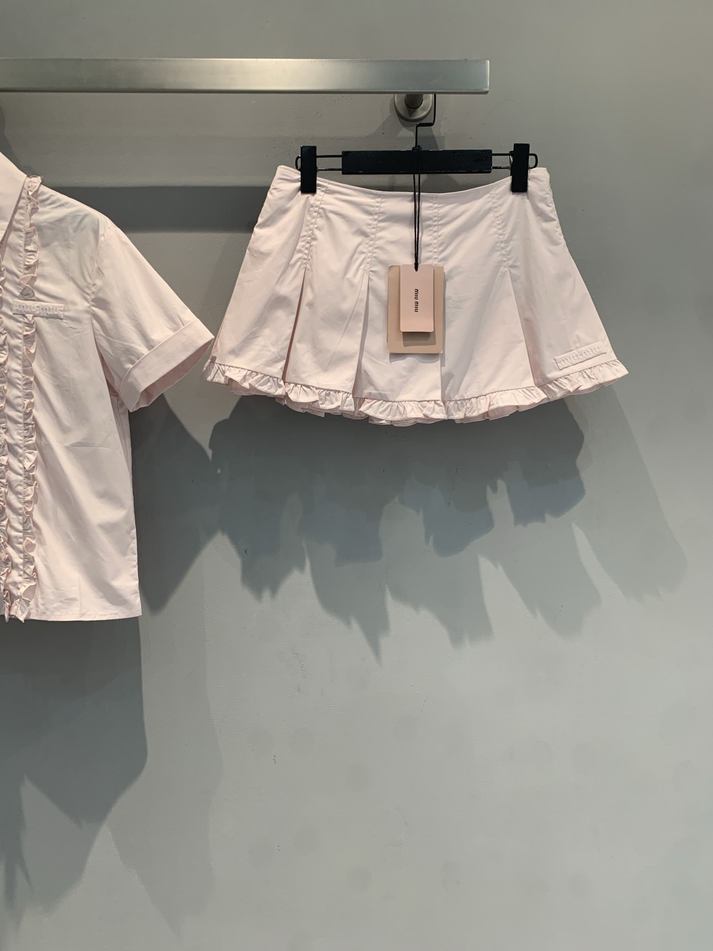 NO:833275,The new model is shipping. Originally developed by Miumi*, the new spring and summer new college style fashionable and versatile light pink ruffled pleated skirt, light fabric + fungus edge design, full of girly feeling!  The high-waist cut optimizes body proportions, and the pleated skirt is smart and playful, making it easy to style in everyday or sweet styles. Pair it with a top of the same color and retro cloth shoes to get the sweet girl style!  Very suitable for spring and summer, easy to create a harmonious look. Size SML, miumiu, skirts,19860909新款出货啦 原版开发 Miumi*春夏新款学院风时髦百搭浅粉色荷叶边百褶短裙,轻薄面料+木耳边设计,少女感满满！高腰剪裁优化身材比例,百褶裙摆灵动俏皮,日常或甜美风都能轻松驾驭.搭配同色系上衣、复古布鞋,甜妹风get！春夏季节超适合,轻松打造和谐造型.码数SML,,miumiu,skirts,,Women's clothing