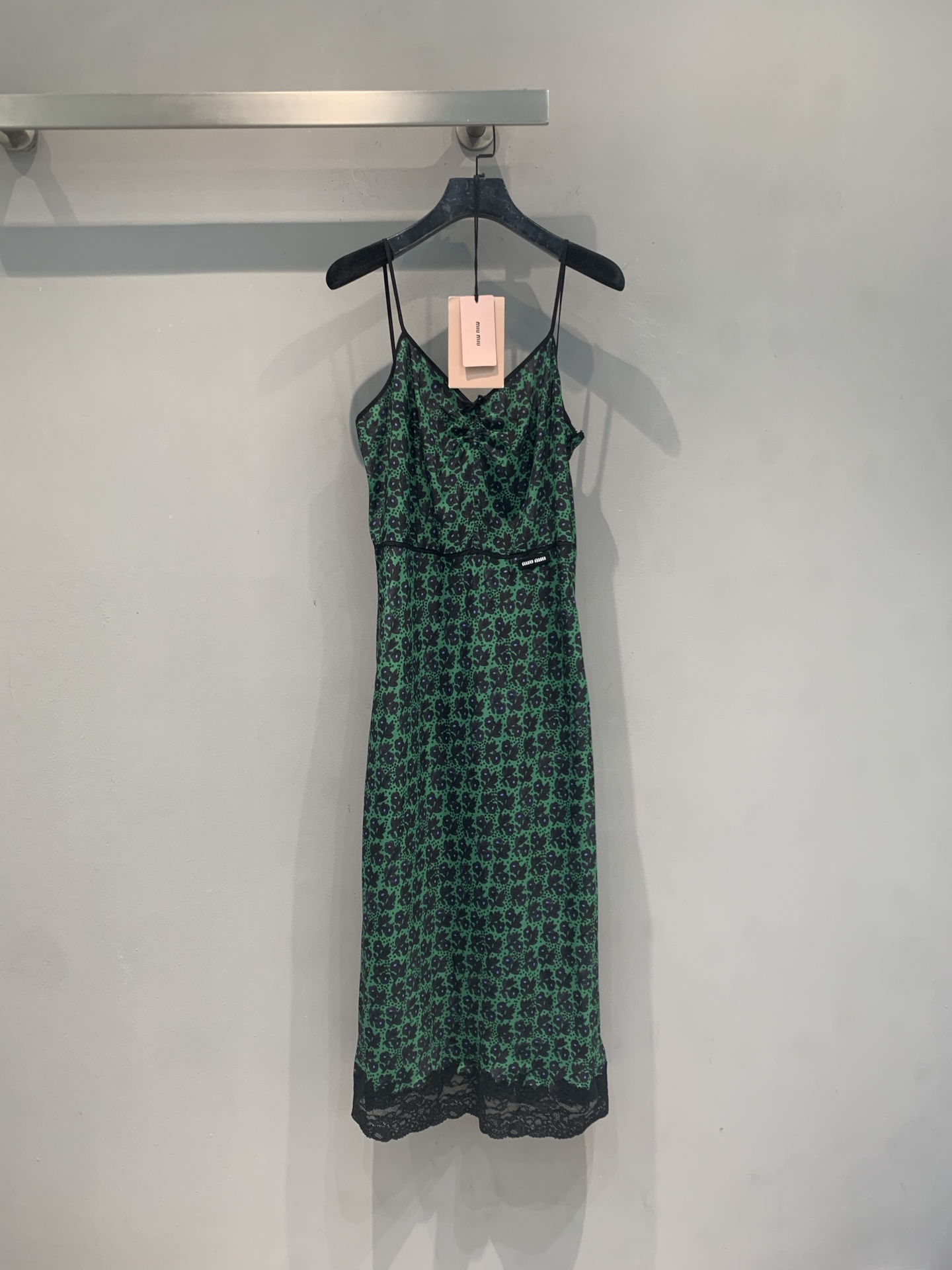 NO:834503,The new model is shipping. The original developed Miumi* new fashionable retro lace printed suspender skirt for spring and summer, with green bottom and black pattern, full of retro elegance. Lightweight fabric + lace skirt, full of sophistication. Metal belt embellishment, modified waistline, enhanced layering!  The suspender design is very suitable for spring and summer. It looks great when worn alone or paired with a jacket. It can be easily used for daily outings and parties. It is fashionable and practical ~ Size SML, miumiu, skirts, jackets & coats,19860909新款出货啦 原版开发 Miumi*春夏新款时髦复古蕾丝花边印花吊带裙,绿色底配黑色花纹,复古优雅气质满分.轻薄面料+蕾丝裙摆,精致感十足.金属腰带点缀,修饰腰线,层次感UP！吊带设计超适合春夏,单穿或搭配外套都很出彩,日常出街、聚会都能轻松驾驭,时髦又实用～码数SML,,miumiu,skirts,jackets & coats,,Women's clothing