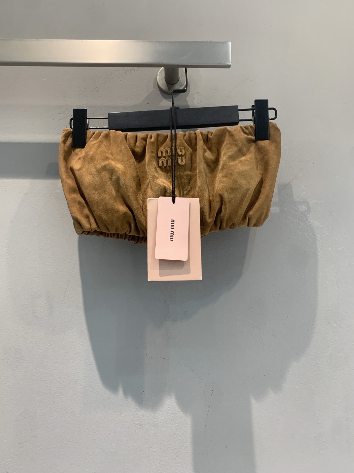 NO:873709,The new model is shipping. The original developed Miumi* new fashionable retro leather pleated tube top for spring and summer. It is soft and textured. The brown tone is super versatile!  The pleated design is three-dimensional and comfortable, and the brand embroidery on the front is very recognizable ~ The suspender style is very suitable for summer or vacation, and it looks great when paired with high-waisted pants and skirts. It is recommended that the suede material avoid getting wet, and you should pay attention to daily care!  Size SML,,miumiu,skirts,chamois leather,19860909新款出货啦 原版开发 Miumi*春夏新款时髦复古皮褶皱抹胸,柔软有质感,棕色调超百搭！褶皱设计立体又舒适,正面品牌刺绣超有辨识度～吊带款式很适合夏天或度假,搭配高腰裤、半裙都很出片.麂皮材质建议避免沾水,日常护理要注意哦！码数SML,,miumiu,skirts,chamois leather,,Women's clothing