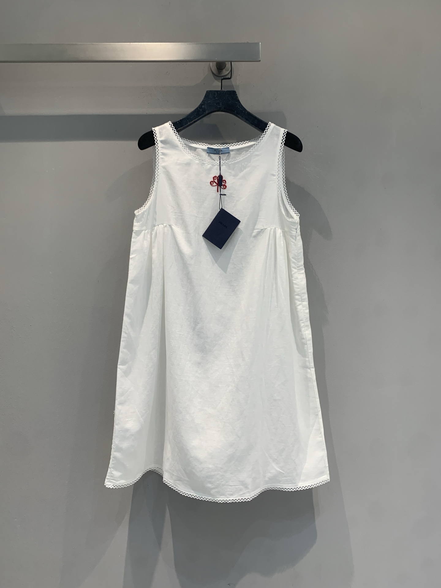 NO:873689,The new model has been shipped. The original development of Prad* spring and summer new fashionable retro embroidered flower linen tank top, light and breathable, super comfortable to wear in summer!  Sleeveless + loose cut, simple and elegant, full of French retro feel. Exquisite embroidery details, extra texture, and the skirt length is just right, which can be easily worn in daily life, vacations, and dates. Paired with sandals or white shoes, it is fresh and natural, and you can easily get the summer atmosphere. Size SML, prada, sandals, skirts,19860909新款出货啦 原版开发 Prad*春夏新款时髦复古刺绣花朵亚麻背心裙,轻薄透气,夏天穿超舒服！无袖+宽松剪裁,简约又优雅,法式复古感满满.精致刺绣细节,质感加分,裙摆长度刚好,日常、度假、约会都能轻松驾驭.搭配凉鞋或小白鞋,清新自然,轻松get夏日氛围感.码数SML,,prada,sandals,skirts,,Women's clothing