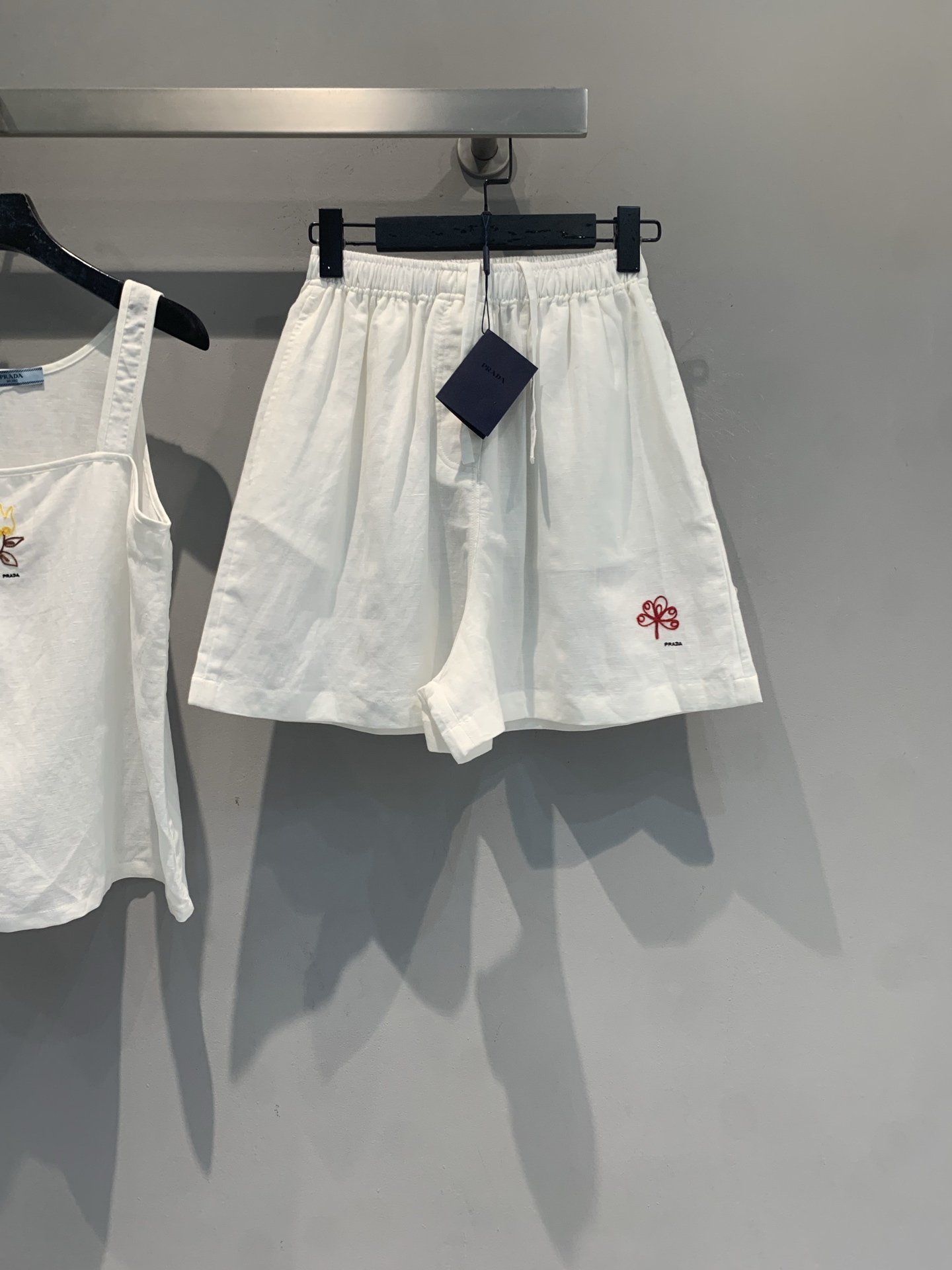 NO:873652,The new model has been shipped. The original development of Prad* new fashionable embroidered flower linen shorts for spring and summer is made of linen fabric, light and breathable, and super comfortable to wear in spring and summer!  Loose three-quarter pants design, elastic waist + drawstring, comfortable and practical to wear. Red floral embroidery on the trouser legs, full of details, highly recognizable!  It can be easily matched for daily commuting and vacation. It looks great when worn alone or paired with a shirt or vest. You can easily get a lazy and high-end feel ~ size SML, prada, shorts, shirts,19860909新款出货啦 原版开发 Prad*春夏新款时髦刺绣花朵亚麻短裤,采用亚麻面料,轻盈透气,春夏穿超舒服！宽松五分裤设计,松紧腰+抽绳,穿着自在又实用.裤脚红色花卉刺绣,细节满分,辨识度高！日常通勤、度假都能轻松搭配,单穿或配衬衫、背心都很出彩,轻松get慵懒高级感～码数SML,,prada,shorts,shirts,,Women's clothing