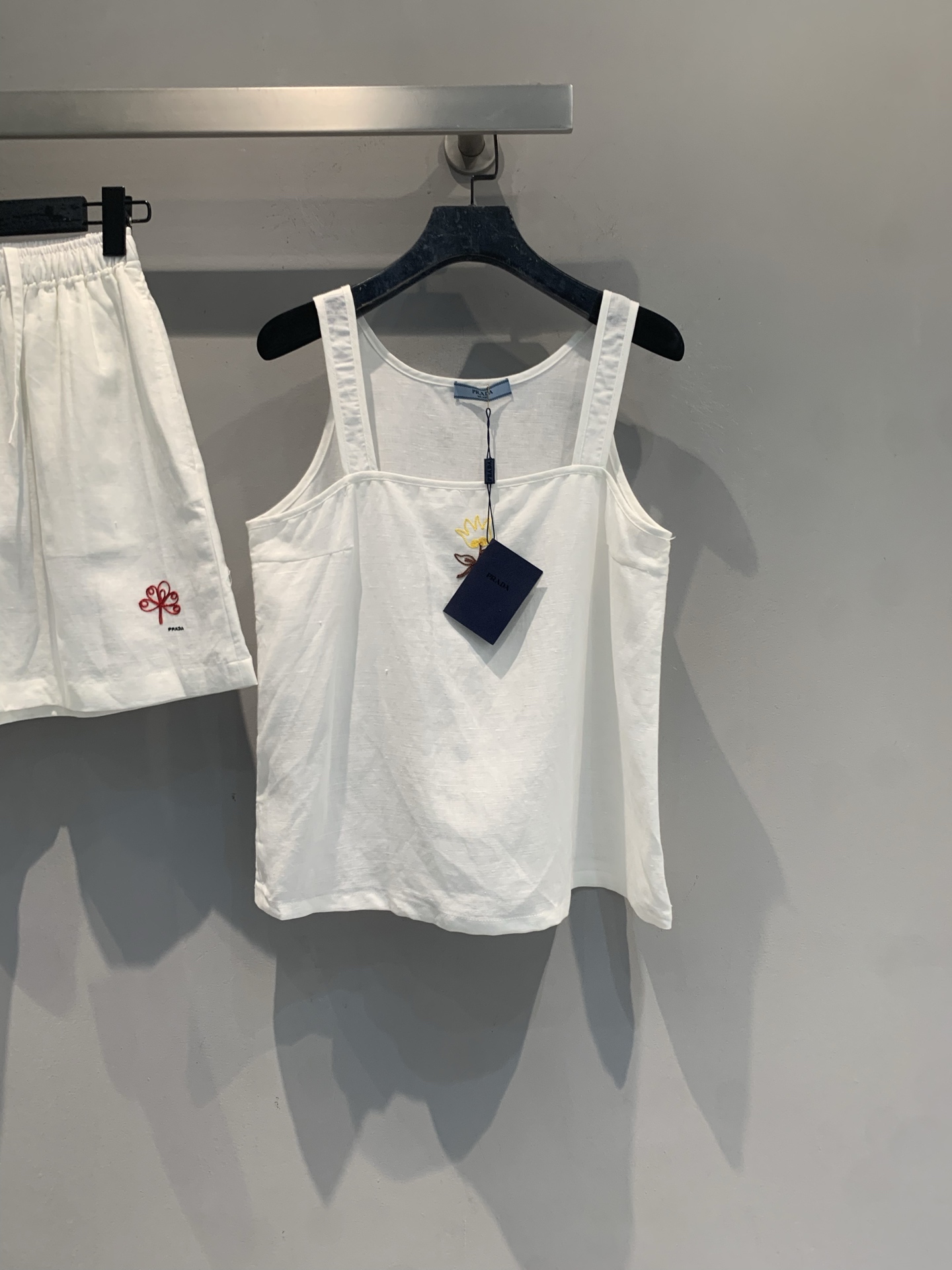NO:873673,The new model has been shipped. The original developed Prad* White Sun series embroidered suspenders are made of linen material, light and breathable, and super comfortable to wear in summer!  Milky white textured fabric + exquisite floral embroidery, fresh and smart, full of brand sense. Sleeveless vest design, pleated shoulder strap details, playful and elegant, easy to wear in daily life or vacation. It looks great when paired with shorts and skirts, and it directly adds to the summer atmosphere!  The same style as Somi is very popular in the fashion circle. Sisters who like simple and high-end feel don’t miss it!  Code numberSML,,prada,skirts,shorts,19860909新款出货啦 原版开发 Prad* White Sun系列刺绣吊带,采用亚麻材质,轻盈透气,夏天穿超舒服！奶白色肌理面料+精致花卉刺绣,清新灵动,品牌感满满.无袖背心设计,肩带褶皱细节,俏皮又优雅,日常或度假都能轻松驾驭.搭配短裤、半裙都很出彩,夏日氛围感直接拉满！Somi同款,时尚圈超火,喜欢简约高级感的姐妹别错过！码数SML,,prada,skirts,shorts,,Women's clothing