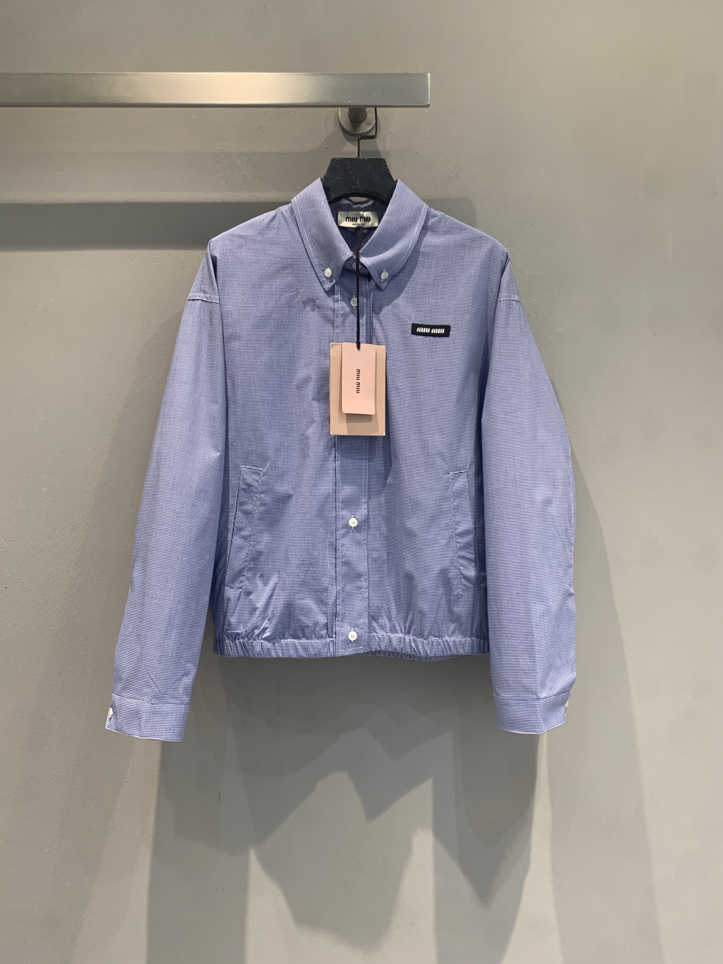 NO:873587,The new model is now shipping. The original developed Miumi* new fashionable retro blue striped jacket for spring and summer, low saturated glacier blue + thin stripes, refreshing and white, with a sense of atmosphere. Lightweight cotton fabric, super comfortable to wear in spring and summer, dropped shoulder version + crisp tailoring, can be worn alone or layered!  The brand logo on the chest is full of details. It can be easily used for daily commuting and leisure. Pair it with jeans or a skirt, it is casual and fashionable, and you can easily get a youthful and energetic look!  Size SML,,miumiu,skirts,jeans,jackets & coats,19860909新款出货啦 原版开发 Miumi*春夏新款时髦复古蓝色条纹外套,低饱和冰川蓝+细条纹,清爽显白超有氛围感.轻薄棉质面料,春夏穿超舒服,落肩版型+挺括剪裁,单穿or叠穿都很OK！胸前品牌标识,细节满分.日常通勤、休闲都能轻松驾驭,搭牛仔裤or裙装,随性又时髦,轻松get青春活力look！码数SML,,miumiu,skirts,jeans,jackets & coats,,Women's clothing