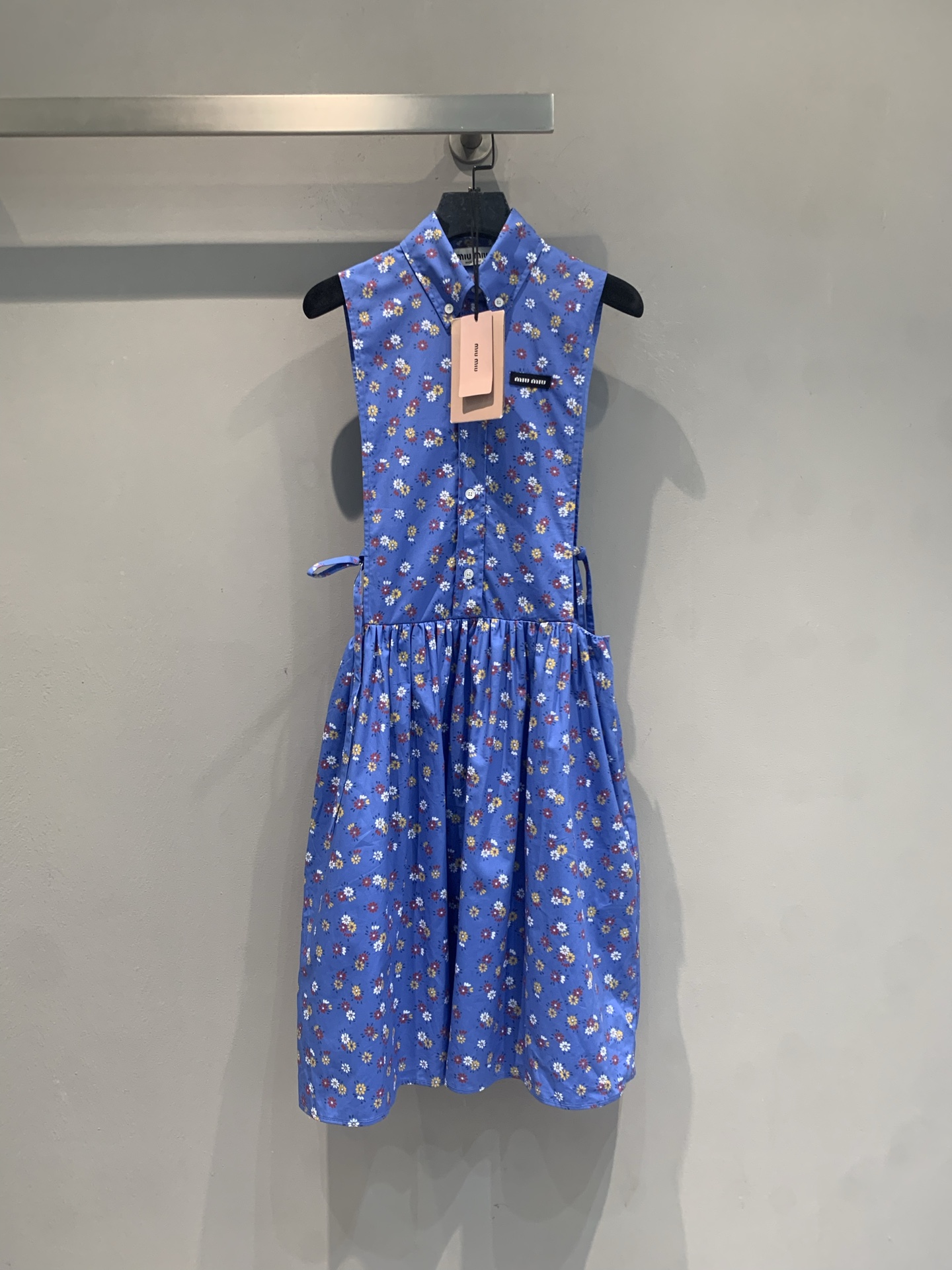 NO:834509,The new model is shipping. The original developed Miumi* new fashionable retro blue floral dress for spring and summer, low saturated blue bottom with delicate floral, gentle and elegant. Sleeveless + waist design, easily highlights the waistline, the skirt is loose and slimming, light and breathable, super comfortable to wear in spring and summer!  Paired with a white shirt or loafers, you can easily create a college style or a retro style. It is perfect for daily life, vacation, and photo shoots. It is practical and recognizable. It is a must-have hot item in spring and summer!  Size SML,,miumiu,loafers,skirts,shirts,19860909新款出货啦 原版开发 Miumi*春夏新款时髦复古蓝色碎花连衣裙,低饱和蓝底配精致碎花,温柔又贵气.无袖+收腰设计,轻松凸显腰线,裙摆宽松显瘦,轻盈透气,春夏穿超舒服！搭配白衬衫或乐福鞋,学院风or复古风都能轻松拿捏～日常、度假、拍照都很出片,实用又有辨识度,是春夏必入热门单品！码数SML,,miumiu,loafers,skirts,shirts,,Women's clothing