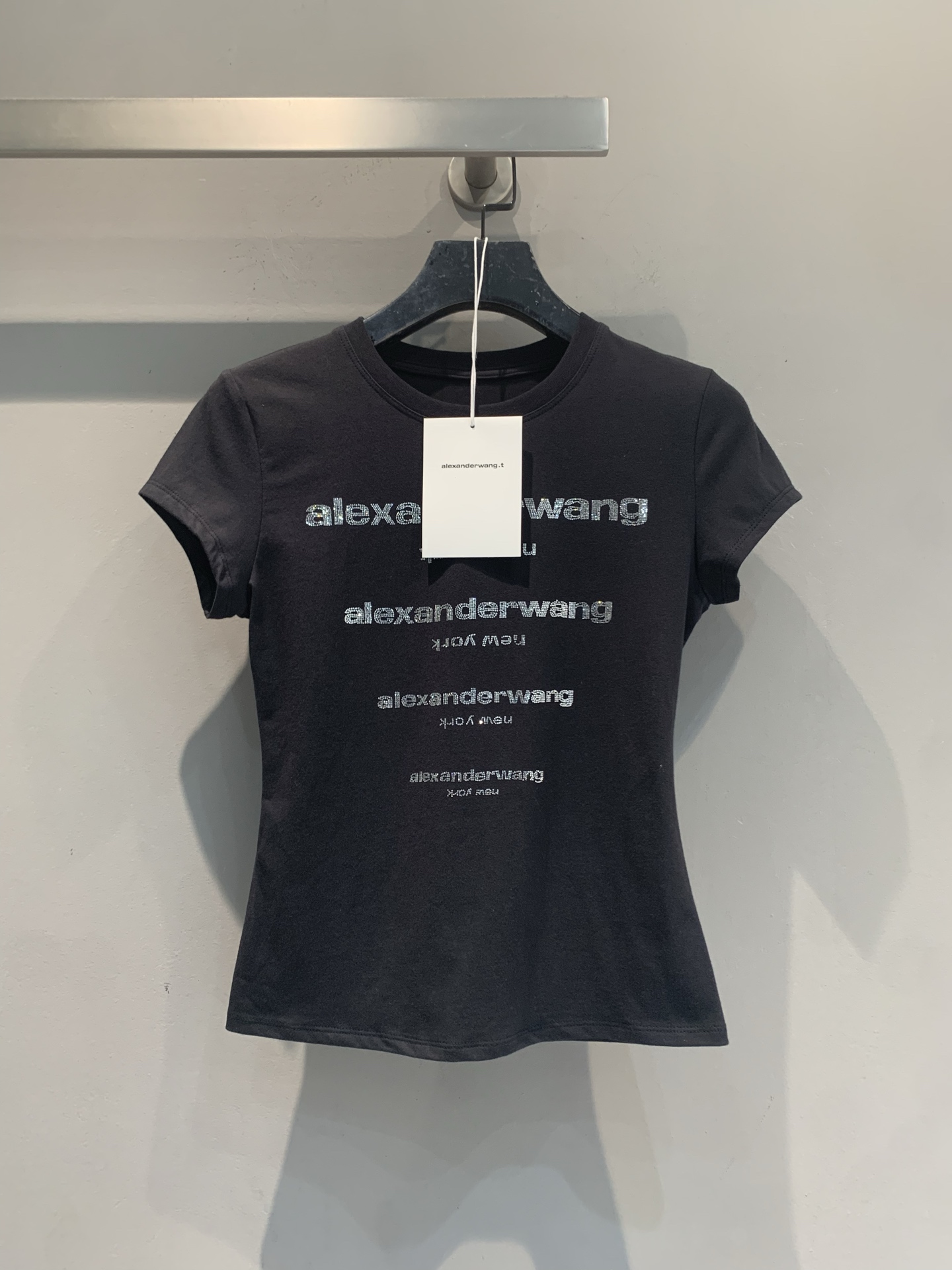 NO:835262,The new model has been shipped. The original development of AW spring and summer new fashionable and versatile slim-fitting letter diamond T-shirt, pure cotton material, soft and breathable, super comfortable to wear in summer!  The front mirror logo + sparkling diamond design is perfect for recognition and full of details. The tight-fitting and short waist-revealing version outlines the body curves. Pair it with high-waisted pants or skirts to easily get a 30-70 proportion!  It can be worn daily, at parties, and on the street. It has a sweet and cool casual style, fashionable and practical. It is a must-have popular item in summer. Size SML, skirts, tees, t-shirt,19860909新款出货啦 原版开发 AW春夏新款时髦百搭修身字母闪钻T恤,纯棉材质,柔软透气,夏天穿超舒服！正面镜像Logo+闪钻设计,辨识度满分,细节感拉满.紧身短款露腰版型,勾勒身材曲线,搭配高腰裤或裙子,轻松get三七分比例！日常、聚会、街头都能穿,甜酷休闲风,时髦又实用,是夏季必入热门单品.码数SML,,skirts,tees，t-shirt,,Women's clothing