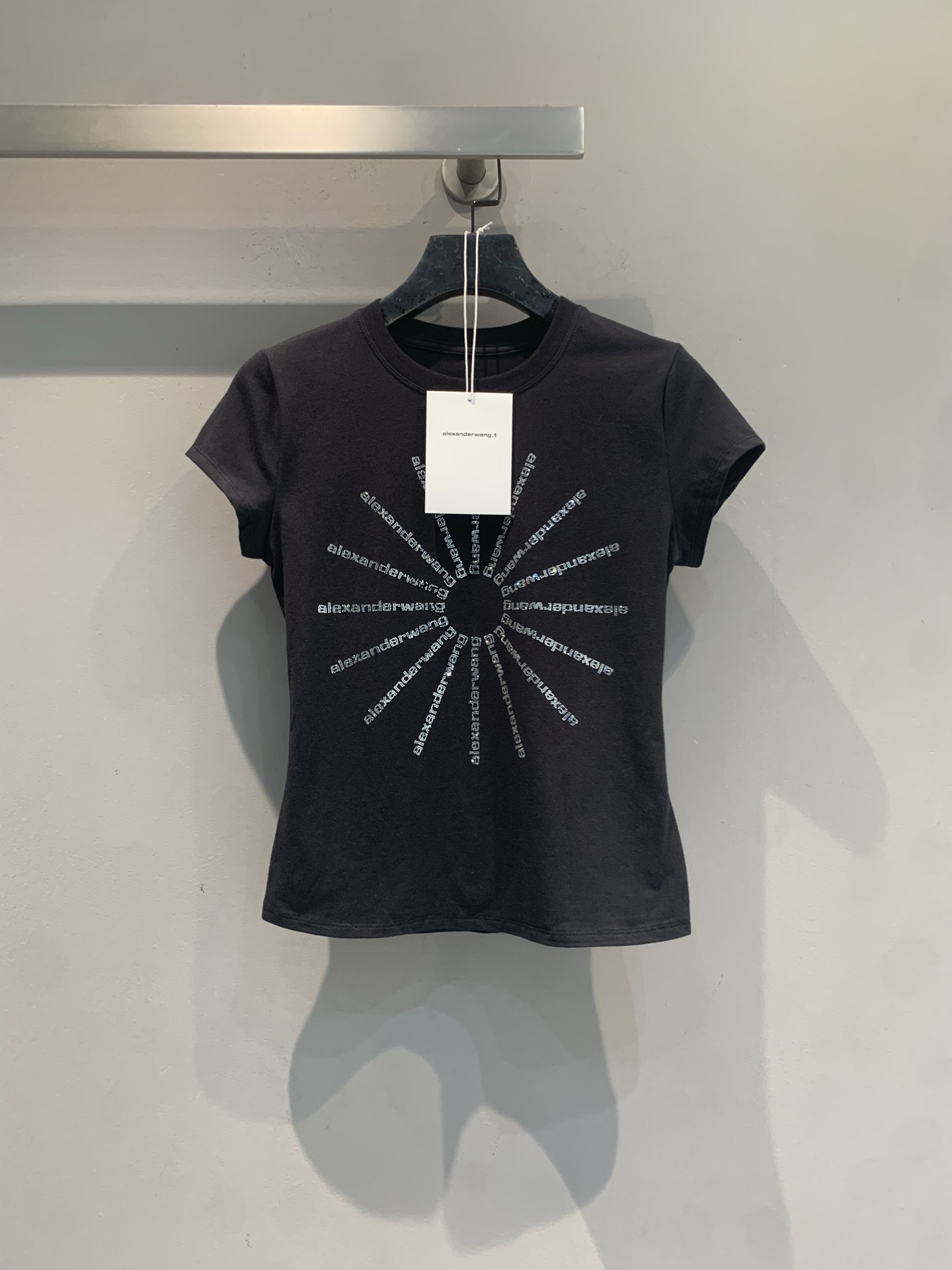 NO:835253,The new model has been shipped. The original development of AW spring and summer new fashionable and versatile diamond-encrusted classic firework T-shirt. The brand letters on the chest are arranged radially, which is very eye-catching!  Made of pure cotton, it is comfortable and breathable to wear, and is very versatile for daily outings. Pair it with jeans or short skirts to easily get a fashionable and relaxed look. It is a must-have item in the wardrobe of 'king girls'!  Code number SML,,alexander wang,skirts,jeans,tees,t-shirt,19860909新款出货啦 原版开发 AW春夏新款时髦百搭镶钻经典烟花T恤,胸前品牌字母放射状排列,视觉超吸睛！纯棉材质,穿着舒适透气,日常出街超百搭.搭配牛仔裤或短裙,轻松get时髦松弛感,是“大王女孩”衣橱必备单品！码数SML,,alexander wang,skirts,jeans,tees，t-shirt,,Women's clothing