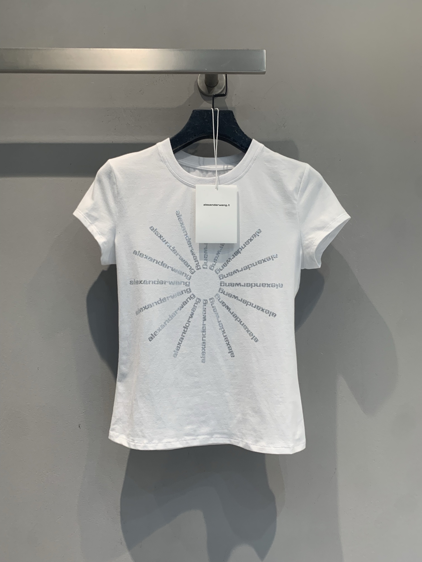 NO:835342,The new model has been shipped. The original development of AW spring and summer new fashionable and versatile diamond-encrusted classic firework T-shirt. The brand letters on the chest are arranged radially, which is very eye-catching!  Made of pure cotton, it is comfortable and breathable to wear, and is very versatile for daily outings. Pair it with jeans or short skirts to easily get a fashionable and relaxed look. It is a must-have item in the wardrobe of 'king girls'!  Code number SML,,alexander wang,skirts,jeans,tees,t-shirt,19860909新款出货啦 原版开发 AW春夏新款时髦百搭镶钻经典烟花T恤,胸前品牌字母放射状排列,视觉超吸睛！纯棉材质,穿着舒适透气,日常出街超百搭.搭配牛仔裤或短裙,轻松get时髦松弛感,是“大王女孩”衣橱必备单品！码数SML,,alexander wang,skirts,jeans,tees，t-shirt,,Women's clothing