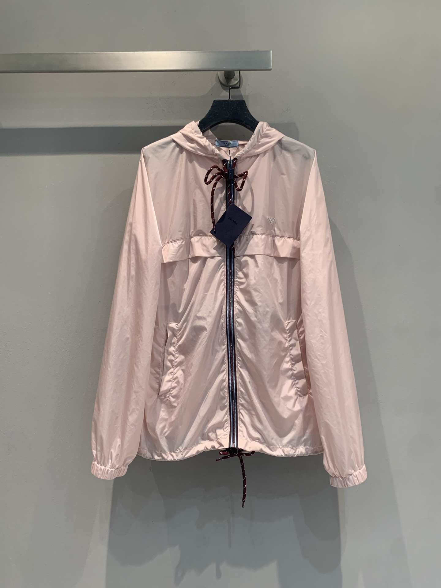 NO:834497,The new model has been shipped. The original developed Prad* 2026 early spring series pink hooded nylon jacket is made of light and thin nylon material, windproof and breathable, perfect for spring and summer!  Light pink + burgundy drawstring, perfect details, zipper design for easy putting on and taking off, loose fit, comfortable and fashionable. It can be easily controlled for daily commuting and outdoor outings. Pair it with a white T or plaid skirt, you can switch between college style or casual style, and easily create a variety of looks!  Size SML,,prada,skirts,jackets & coats,hats,19860909新款出货啦 原版开发 Prad* 2026早春系列粉色连帽尼龙外套,轻薄尼龙材质,防风又透气,春夏穿超合适！浅粉色+酒红抽绳,细节满分,拉链设计方便穿脱,宽松版型舒适又时髦.日常通勤、户外踏青都能轻松驾驭,搭配白T或格纹裙,学院风or休闲风随心切换,轻松打造多变造型！码数SML,,prada,skirts,jackets & coats,hats,,Women's clothing