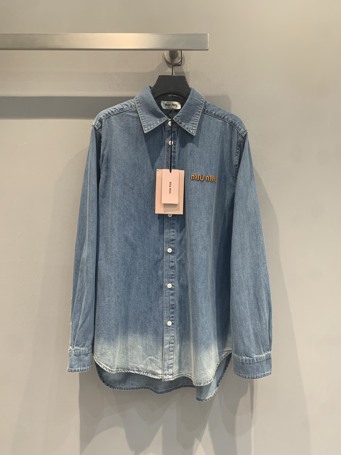 NO:834548,The new model has been shipped. The original developed Miumi* new fashionable and versatile gradient denim shirt for spring and summer is made of cotton, light and breathable, and super comfortable to wear in spring and summer!  Retro gradient blue + embroidered logo on the chest, perfect details. Loose fit, OK to wear alone or layered. It can be easily used for commuting, dating, and daily outings. It can be worn by both men and women, and it directly adds to the atmosphere!  Size SML,,miumiu,shirts,19860909新款出货啦 原版开发 Miumi*春夏新款时髦百搭渐变色牛仔衬衫,采用棉质,轻薄透气,春夏穿超舒服！复古渐变蓝色+胸前刺绣Logo,细节满分.宽松版型,单穿or叠搭都OK,通勤、约会、日常出街都能轻松驾驭,男女都能穿,氛围感直接拉满！码数SML,,miumiu,shirts,,Women's clothing