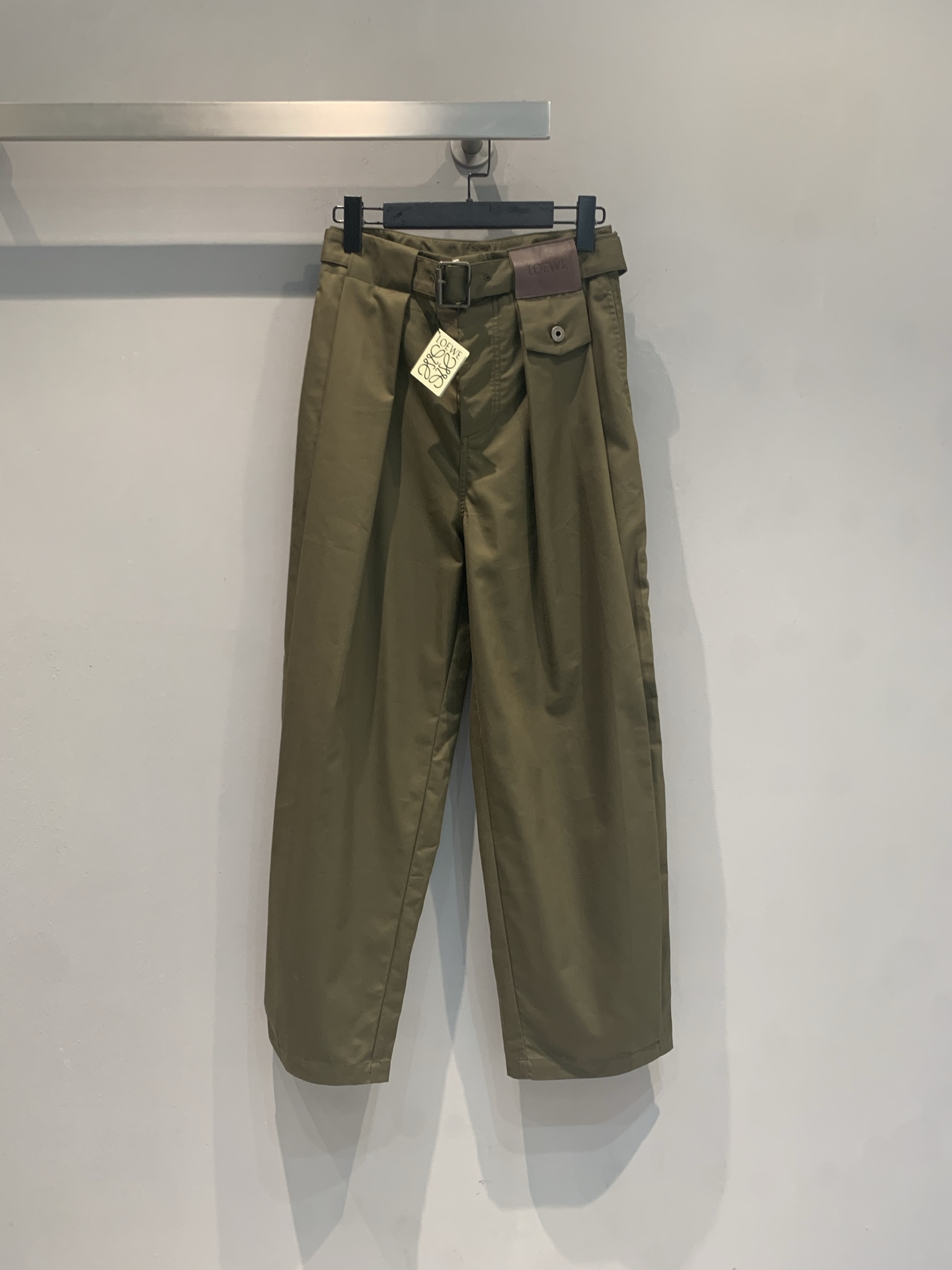 NO:834557,The new model is shipping. Originally developed by Loew*, the new fashionable retro olive green overalls for spring and summer are made of soft and durable cotton fabric. The loose straight version shows off the leg shape and is friendly to the pear-shaped figure!  Belt + leather tag embellishment, perfect details and improved texture. Scimitar cut modifies the crotch, making it slim and fashionable. It can be easily used for daily commuting and leisure. It goes well with T-shirts or shirts. It has a simple and high-end feel!  Size SML,,loewe,shirts,tees,t-shirt,19860909新款出货啦 原版开发 Loew*春夏新款时髦复古橄榄绿工装裤,棉质面料柔软耐穿,宽松直筒版型超显腿型,梨形身材友好！腰带+皮牌点缀,细节满分,质感提升.弯刀剪裁修饰胯部,显瘦又时髦,日常通勤、休闲都能轻松驾驭,搭配T恤或衬衫都很出彩,简约高级感拿捏住啦！码数SML,,loewe,shirts,tees，t-shirt,,Women's clothing