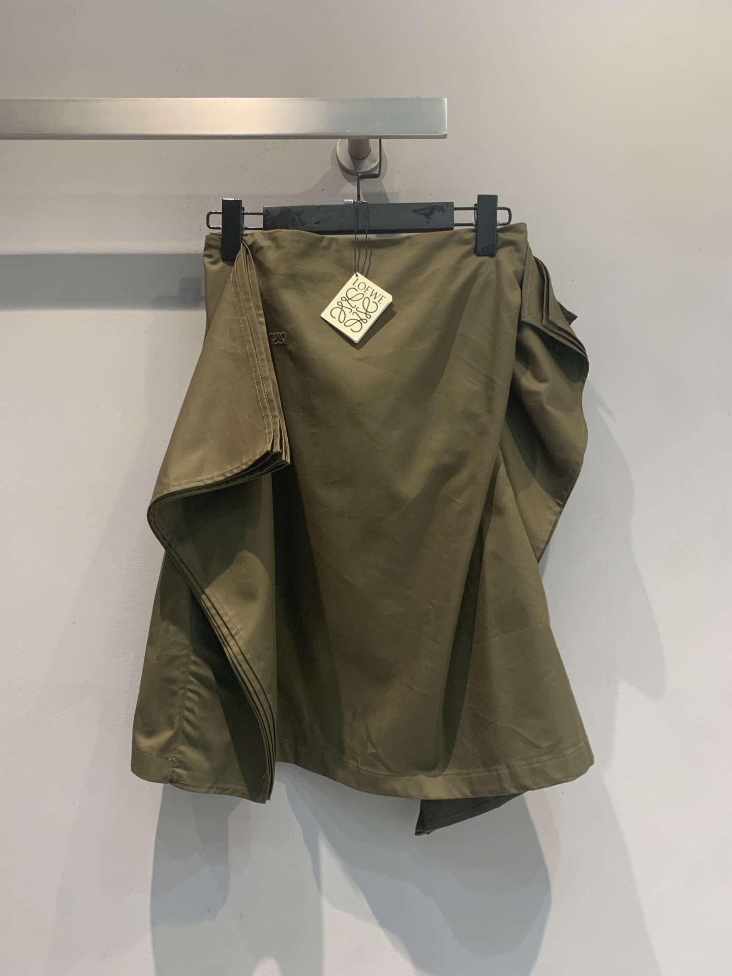 NO:834525,The new model has been shipped. The original development of Loew*'s new spring and summer fashionable retro irregular olive green skirt. It adopts irregular tailoring, and the drapey fabric is super elegant, simple and stylish!  The mid-length style + side pleats are full of layers, and can be easily used for daily commuting and leisure. Olive green is low-key and versatile, and looks great with light-colored tops or bright-colored accessories, easily creating a fashionable look!  The fabric is comfortable and durable, perfect for spring and autumn, practical and fashionable, a wardrobe must-have!  Code numberSML,,loewe,skirts,19860909新款出货啦 原版开发 Loew*春夏新款时髦复古不规则橄榄绿半身裙.采用不规则剪裁,垂坠感面料超显气质,简约又有设计感！中长款+侧边褶皱,层次感满满,日常通勤、休闲都能轻松驾驭.橄榄绿低调百搭,配浅色上衣或亮色配饰都很出彩,轻松打造时髦look！面料舒适耐穿,春秋季节穿超合适,实用又时髦,衣橱必备！码数SML,,loewe,skirts,,Women's clothing