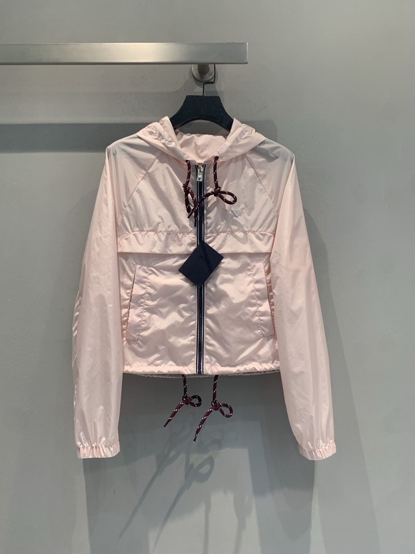 NO:835258,The new model is shipping. Originally developed by Prad*, the new fashionable and versatile drawstring light pink sunscreen hooded jacket for spring and summer is made of lightweight nylon and is super breathable for spring and summer!  The burgundy drawstring + triangle logo on the chest are highly recognizable. The short H-shaped cut is tall and versatile, and the hooded design is very casual. It can be easily used for daily commuting, outings, and outings. Pair it with a white T or skirt, and you can switch between college style or casual style at will. It is a must-have and versatile item for the spring and summer wardrobe!  Size SML,,prada,skirts,jackets & coats,hats,19860909新款出货啦 原版开发 Prad*春夏新款时髦百搭抽绳浅粉色防晒连帽外套,轻薄尼龙材质,春夏穿超透气！酒红抽绳+胸前三角徽标,辨识度满分.短款H型剪裁,显高又百搭,连帽设计休闲感十足.日常通勤、踏青、出游都能轻松驾驭,搭配白T或裙装,学院风or休闲风随心切换,是春夏衣橱必备百搭单品！码数SML,,prada,skirts,jackets & coats,hats,,Women's clothing