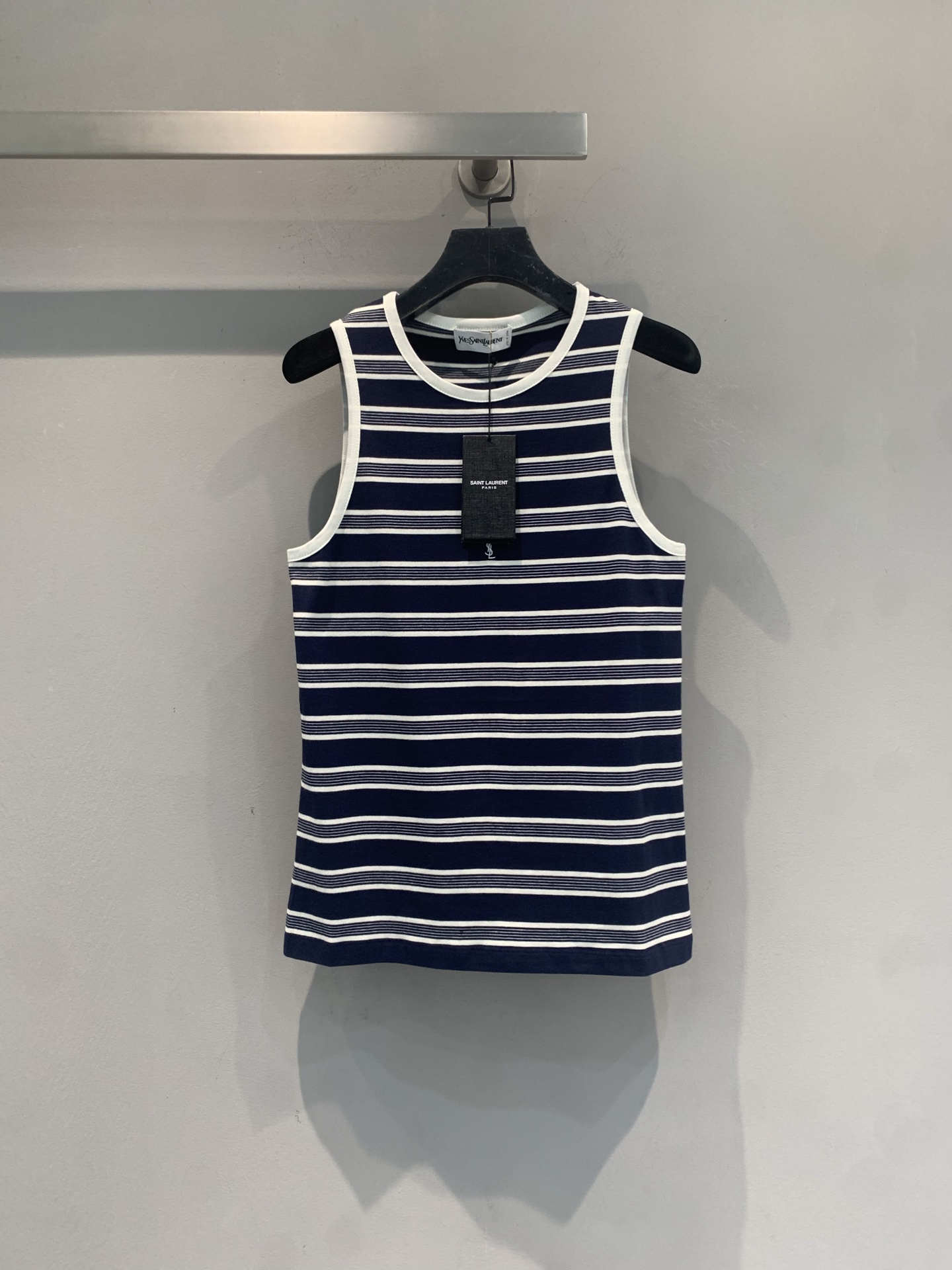 NO:835802,The new model has been shipped. The original development YSL spring and summer new fashionable and versatile letter embroidered striped knitted vest is made of custom-dyed striped jersey cotton. It is soft, breathable and crisp, and is super comfortable to wear in summer!  Navy blue + white stripes, retro and modern, round neck and sleeveless design, very versatile to wear alone or as an inner layer. It can be easily used for daily leisure and vacation. It can be worn with jeans or a skirt for a lazy and refined look!  Code number SML,,saint laurent,skirts,jeans,19860909新款出货啦 原版开发 YSL春夏新款时髦百搭字母刺绣条纹针织背心,采用定制色织条纹平纹针织棉,柔软透气又挺括,夏天穿超舒服！海军蓝+白色条纹,复古又现代,圆领无袖设计,单穿or内搭都很百搭.日常休闲、度假都能轻松驾驭,搭牛仔裤或半裙,慵懒精致感拿捏住！码数SML,,saint laurent,skirts,jeans,,Women's clothing