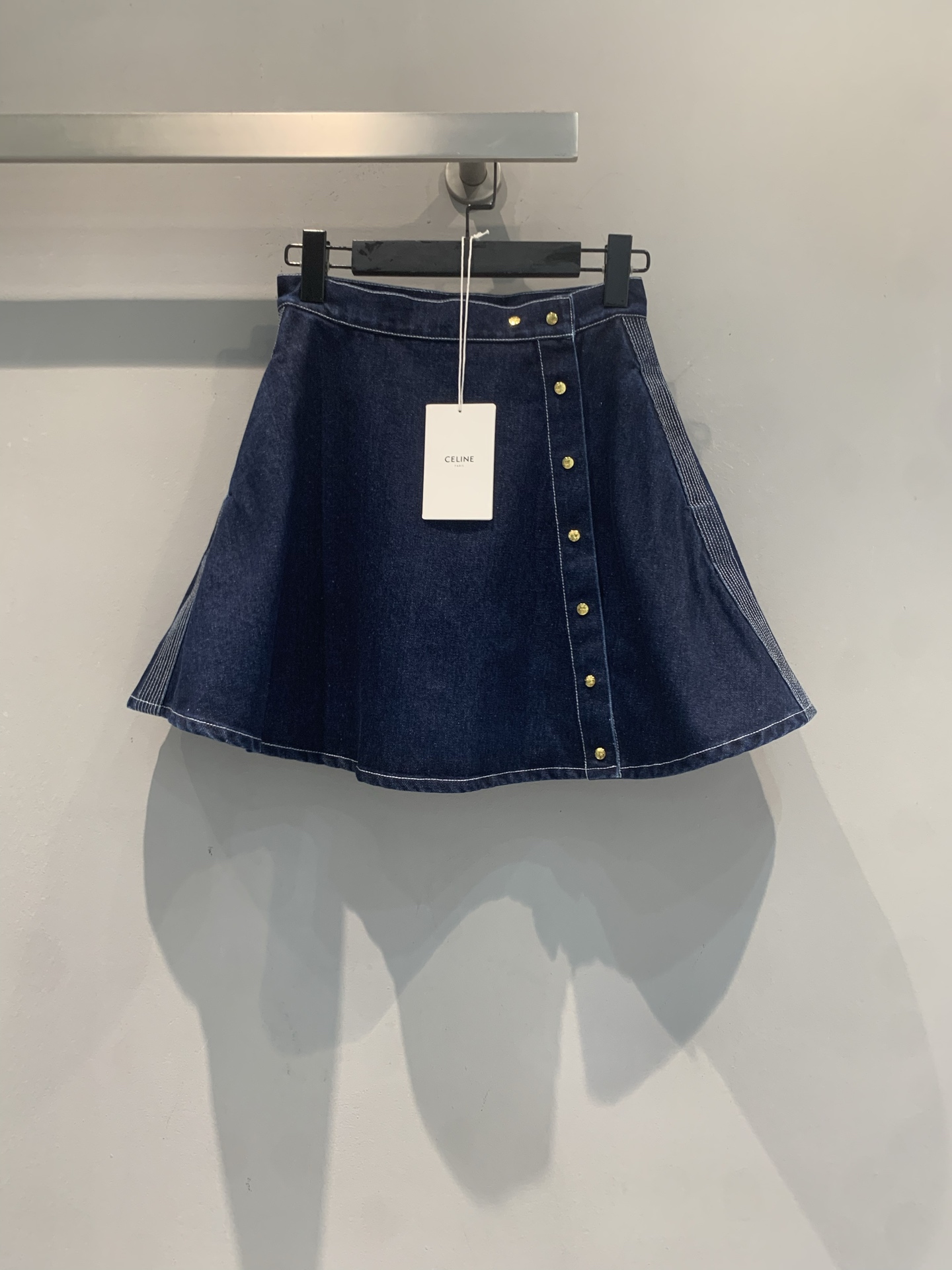 NO:841889,The new model is now shipping. The original development of Celin* spring and summer new fashionable retro gold buckle denim A-line skirt, dark blue denim + metal buttons, simple and detailed. The A-line version is slim and not flattering, the side stripe splicing is super design, and the skirt length is just right, which can be easily used for daily commuting or vacation!  It goes well with shirts, T-shirts, and suspenders. It is easy to switch between multiple styles. It is a must-have and versatile item in the summer wardrobe. Size SML, celine, skirts, shirts, tees, t-shirt,19860909新款出货啦 原版开发 Celin*春夏新款时髦复古金扣牛仔A字半裙,深蓝牛仔布+金属纽扣,简约又有细节感.A字版型显瘦不挑身材,侧边条纹拼接超有设计感,裙摆长度刚好,日常通勤or度假都能轻松驾驭！搭配衬衫、T恤、吊带都很出彩,轻松切换多种风格,是夏日衣橱必备百搭单品.码数SML,,celine,skirts,shirts,tees，t-shirt,,Women's clothing