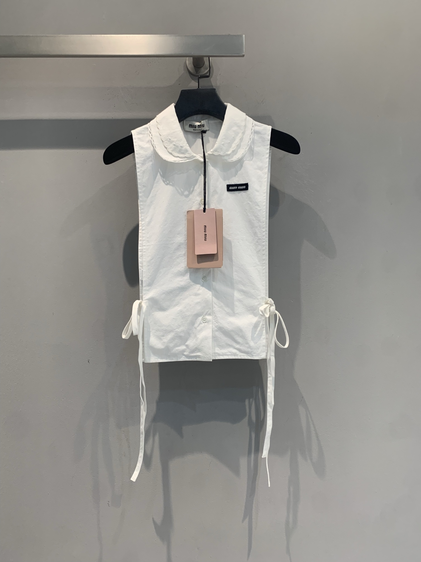 NO:841900,The new model has been shipped. Originally developed by Miumi*, the new fashionable and versatile lace-up sleeveless vest for spring and summer, with lace doll collar + lace design, is sweet and age-reducing!  Made of light and breathable fabric, it is super comfortable to wear in summer. The adjustable drawstring at the waist can easily modify the body proportions, and can be easily controlled for daily commuting, dating, and traveling. It is embellished with pearl buttons and full of details. It has both a girly and high-end feel. It is a must-have and versatile item for summer wardrobe!  Code number SML,,miumiu,19860909新款出货啦 原版开发 Miumi*春夏新款时髦百搭系带无袖背心,蕾丝娃娃领+系带设计,甜美又减龄！轻薄透气面料,夏天穿超舒服.腰部可调节抽绳,轻松修饰身材比例,日常通勤、约会、出游都能轻松驾驭.珍珠扣点缀,细节满满,少女感与高级感兼具,是夏日衣橱必备百搭单品！码数SML,,miumiu,,Women's clothing