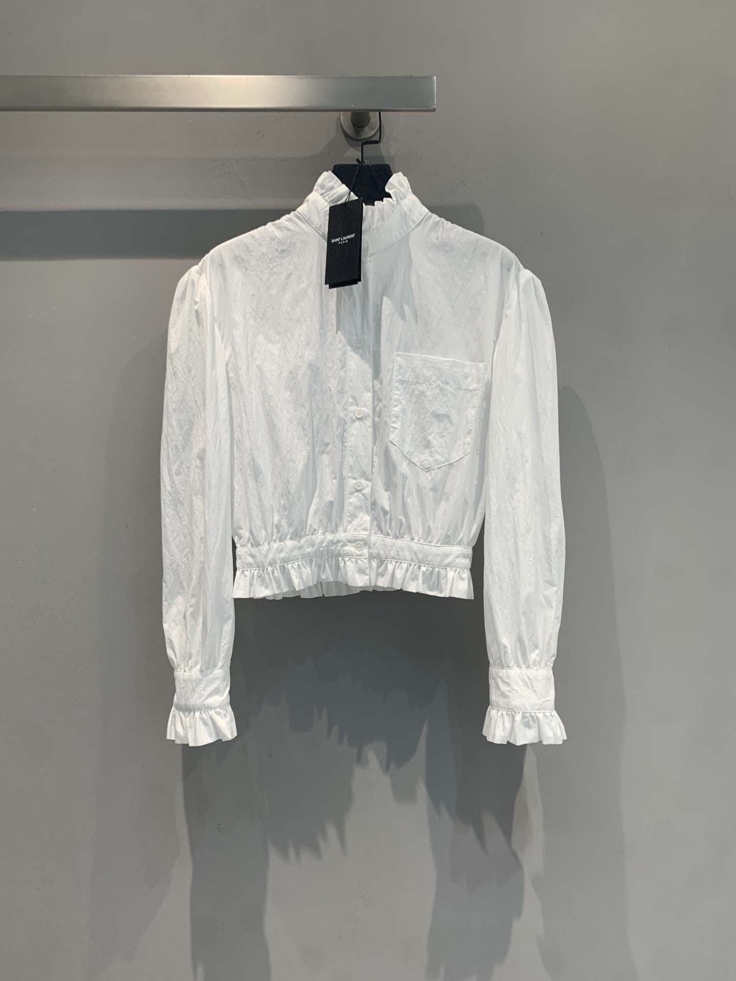 NO:841883,The new model is shipping. The original development YSL spring and summer new retro palace style short lace shirt, French light luxury style, light and breathable fabric is perfect for spring and summer!  Lace stand-up collar + short tailoring, full of elegant retro temperament. The lace details on the cuffs and hem are super exquisite, and the small pocket on the chest is practical and beautiful. Pair it with a high-waisted skirt or jeans to easily lengthen your body proportions. It can be worn for commuting, dating, and daily life!  Not easy to turn yellow, super easy to take care of, simple and exquisite with a touch of French relaxation, I really recommend it!  Size SML,,saint laurent,skirts,jeans,shirts,19860909新款出货啦 原版开发 YSL春夏新款复古宫廷风短款花边衬衫,法式轻奢风,轻薄透气面料超适合春夏！花边立领+短款剪裁,优雅复古气质满分.袖口和下摆花边细节超精致,胸前小口袋实用又美观.搭配高腰裙或牛仔裤,轻松拉长身材比例,通勤、约会、日常都能穿！不易发黄,打理超省心,简约精致又带点法式松弛感,真的很推荐！码数SML,,saint laurent,skirts,jeans,shirts,,Women's clothing