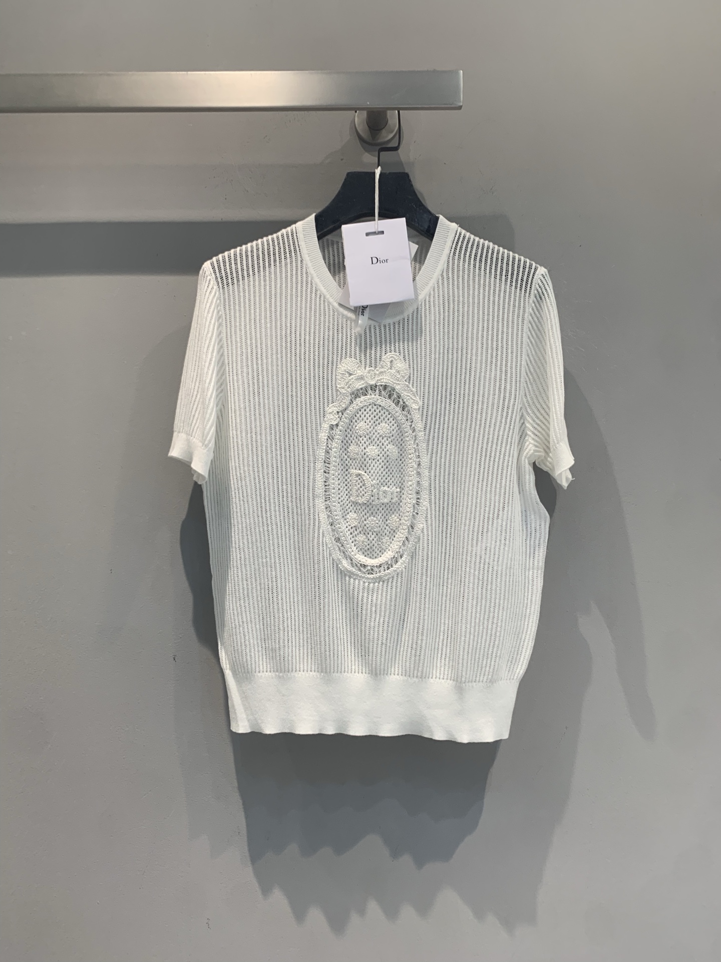 NO:835777,The new model is shipped. The original development of VD spring and summer new fashionable and versatile hollow embroidered knitted short-sleeve, light and breathable, front oval hollow + bow embroidery, exquisite and recognizable. Round neck + short sleeve design, simple and elegant, can be easily worn in daily life or light luxury occasions. Paired with jeans or skirts, you can switch between sweet and cool or gentle, and you will feel full urban confidence!  Number of yards; 36 38 40,,skirts,jeans,T-shirt,19860909新款出货啦 原版开发 VD春夏新款时髦百搭镂空刺绣针织短袖,轻盈透气,正面椭圆镂空+蝴蝶结刺绣,精致又有辨识度.圆领+短袖设计,简约优雅,日常或轻奢场合都能轻松驾驭.搭配牛仔裤或裙装,甜酷or温柔风随心切换,都市自信感满分！码数；36 38 40,,skirts,jeans,T-shirt,,Women's clothing