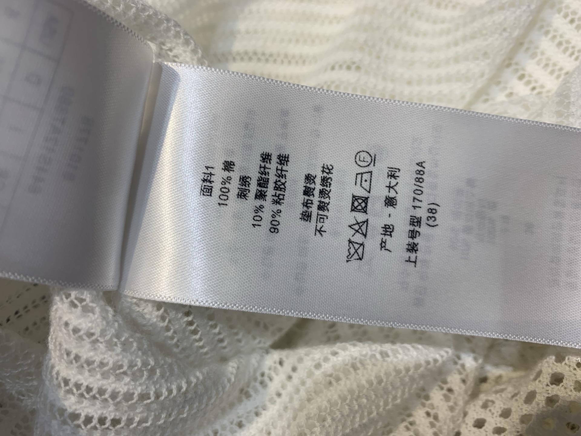 新款🆕 原版开发 VD春夏新款时髦百搭镂空刺绣针织短袖，轻盈透气，正面椭圆镂空+蝴蝶结刺绣，精致又有辨识