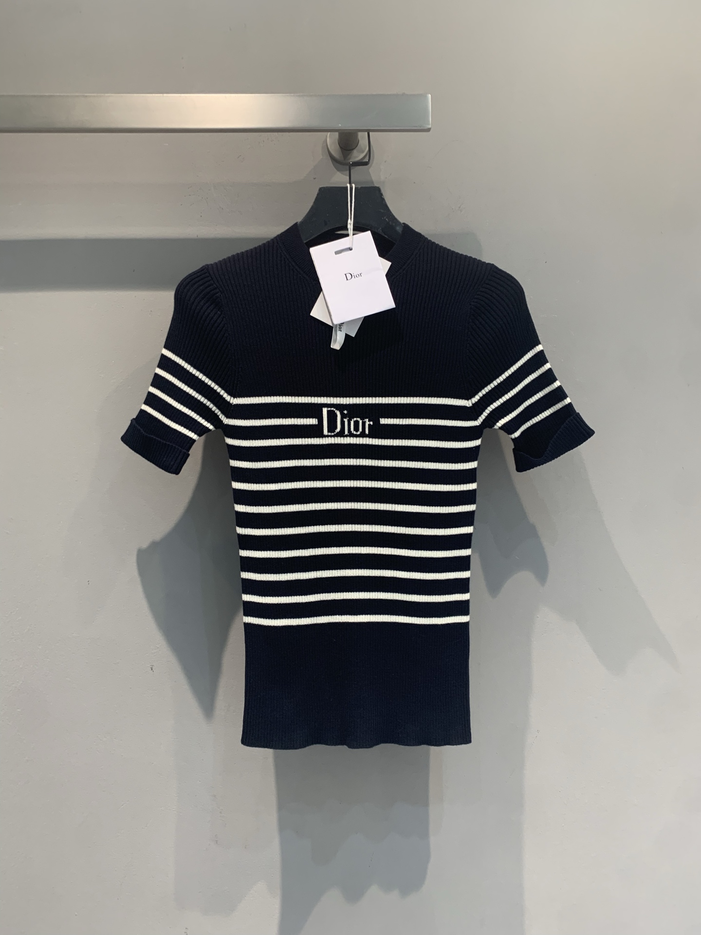 NO:835790,The new model has been shipped. The original development CD spring and summer new fashionable and versatile Comet series striped knitted short-sleeved, soft and skin-friendly fabric, breathable and comfortable, perfect for spring and summer!  Round neck + short sleeve design, the logo on the chest is low-key and recognizable. Dark blue and white stripes, French elegance, slim fit fit the body shape, full of lines ~ Whether worn with jeans or a skirt, you can easily get a lazy or gentle style, and can be worn for commuting and leisure!  Full sense of sophistication. Size 36 38 40,,skirts,jeans,T-shirt,19860909新款出货啦 原版开发 CD春夏新款时髦百搭彗星系列条纹针织短袖,柔软亲肤面料,透气舒适,春夏穿超合适！圆领+短袖设计,胸前Logo低调又有辨识度.深蓝白条纹,法式优雅,修身版型贴合身形,线条感满分～无论搭牛仔裤还是半裙,轻松get慵懒or温柔风,通勤休闲都能穿！精致感拉满.码数36 38 40,,skirts,jeans,T-shirt,,Women's clothing
