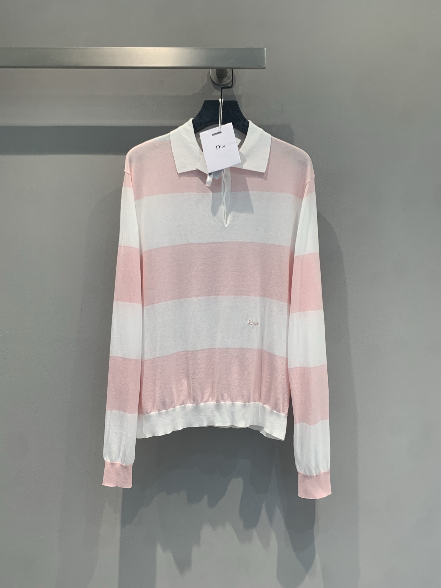 NO:841925,New model is shipped. Original development CD spring and summer new fashionable and versatile pink striped polo shirt, light knitted fabric, soft and comfortable, suitable for daily or casual wear. Pink and white stripes + white lapel, simple and fresh, full of spring atmosphere. Dior embroidered logo on the chest, high brand recognition. Long-sleeved design, can be worn in early spring or autumn, it is youthful and energetic when paired with short skirts and jeans, and can easily create a fashionable look. Size 36 38  40,,dior,skirts,jeans,19860909新款出货啦 原版开发 CD春夏新款时髦百搭粉色条纹Polo衫,轻薄针织面料,柔软舒适,适合日常或休闲场合穿搭.粉白条纹+白色翻领,简约清新,春日氛围感满满.胸前Dior刺绣标志,品牌辨识度高.长袖设计,初春或秋季都能穿,搭配短裙、牛仔裤都很青春活力,轻松打造时尚造型.码数36 38 40,,dior,skirts,jeans,,Women's clothing