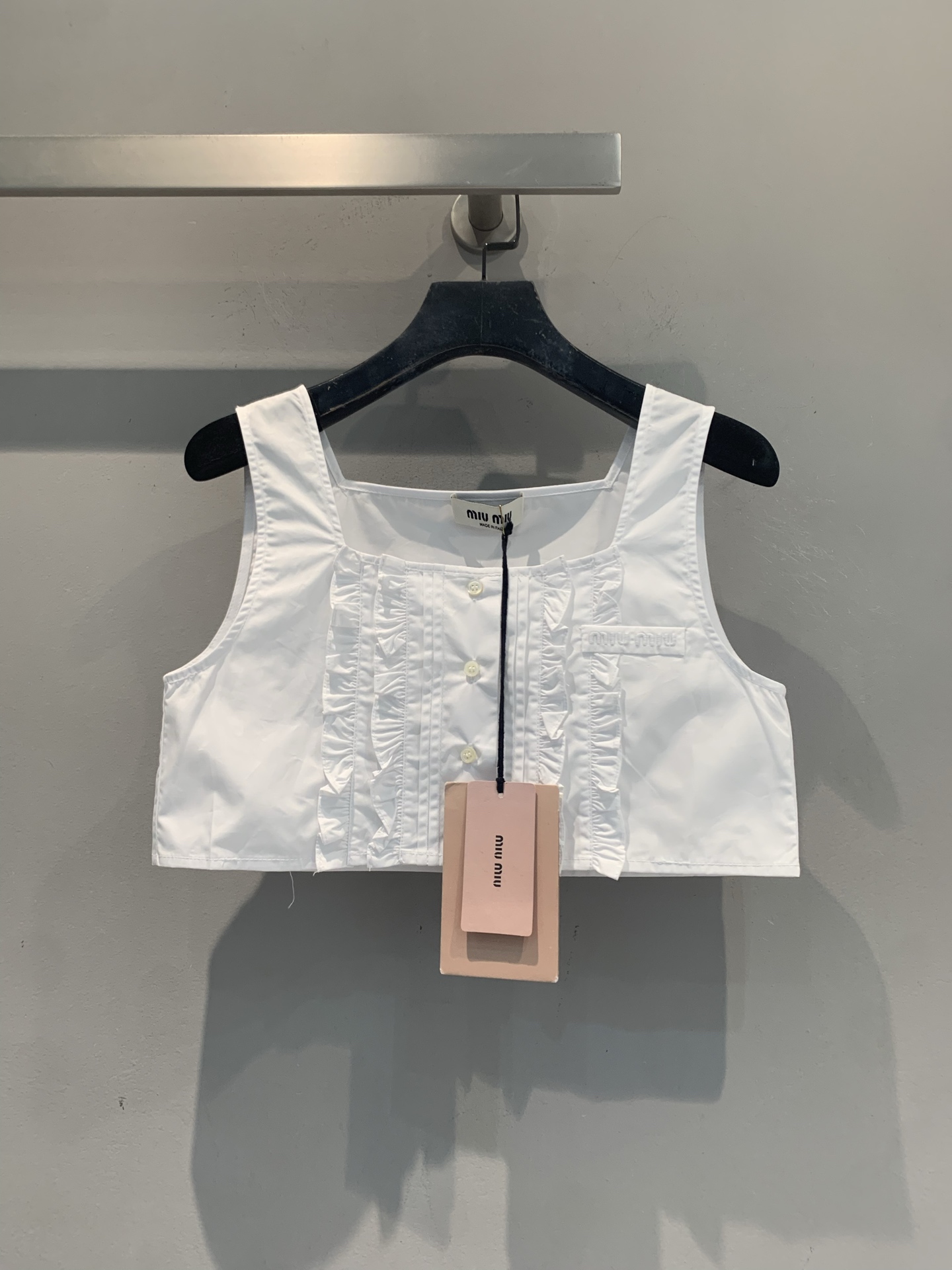 NO:841927,The new model is shipping. Originally developed by Miumi*, the new spring and summer fashionable and versatile fungus-edged pleated pink sleeveless vest is made of light cotton fabric and is super breathable for summer wear!  The front pleat + button design is full of details and gives you a girly look. The short cut, paired with high-waisted pants/skirts, can easily raise the waistline. It is retro and fashionable ~ It can be easily worn in daily life or on vacation. Pair it with a straw hat and crochet slippers to create a summer atmosphere!  Code numberSML,,miumiu,slippers,espadrilles,skirts,hats,19860909新款出货啦 原版开发 Miumi*春夏新款时髦百搭木耳边褶皱粉色无袖马甲,轻薄棉质面料,夏天穿超透气！正面褶皱+纽扣设计,细节满满,少女感爆棚.短款剪裁,搭高腰裤/裙,轻松拉高腰线,复古又时髦～日常或度假都能轻松驾驭,搭配草编帽、钩针拖鞋,夏日氛围感直接拉满！码数SML,,miumiu,slippers,espadrilles,skirts,hats,,Women's clothing