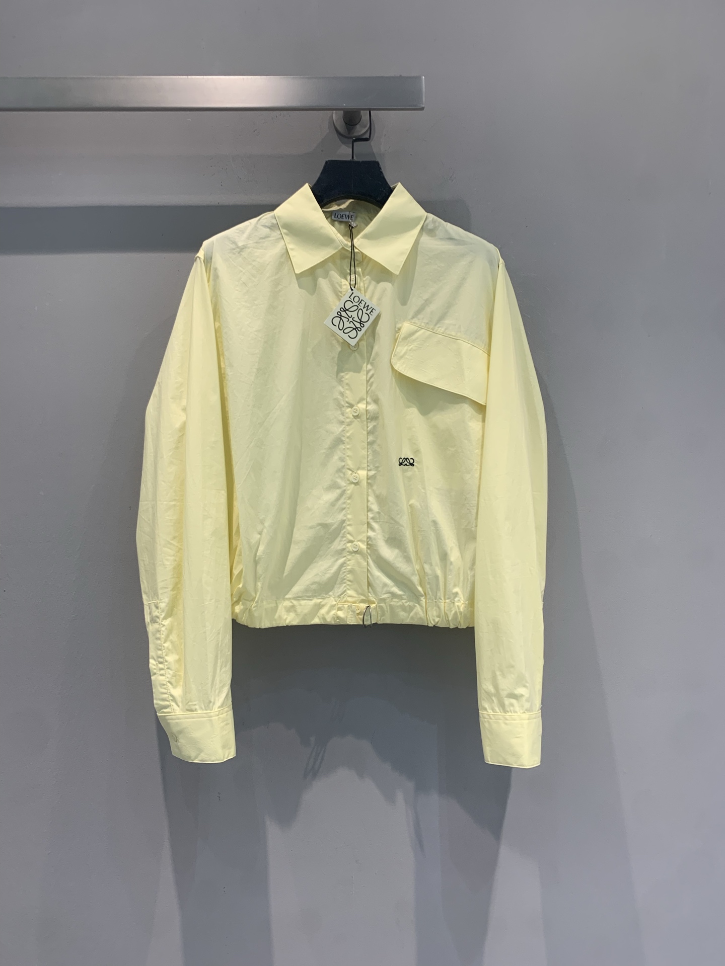 NO:841888,The new model is shipping. Originally developed by Loew*, the new spring and summer fashionable and versatile drawstring bright yellow short shirt is made of lightweight poplin fabric, breathable and comfortable, perfect for spring wear!  The drawstring at the hem is adjustable, and you can switch between short or regular styles at will. Lapel + chest pocket, practical and design, Double L embroidery low-key highlights the brand identity. The bright yellow color is white and energetic, and it looks great with jeans or skirts. It can be easily used for daily life, dating and commuting. Size SML, loewe, skirts, jeans, shirts,19860909新款出货啦 原版开发 Loew*春夏新款时髦百搭抽绳嫩黄色短款衬衫,轻盈府绸面料,透气舒适,春日穿搭超适合！下摆抽绳可调节,短款or常规版型随心切换.翻领+胸前口袋,实用又有设计感,Double L刺绣低调彰显品牌身份.嫩黄色显白又活力,搭配牛仔裤或半裙都很出彩,日常、约会、通勤都能轻松驾驭.码数SML,,loewe,skirts,jeans,shirts,,Women's clothing