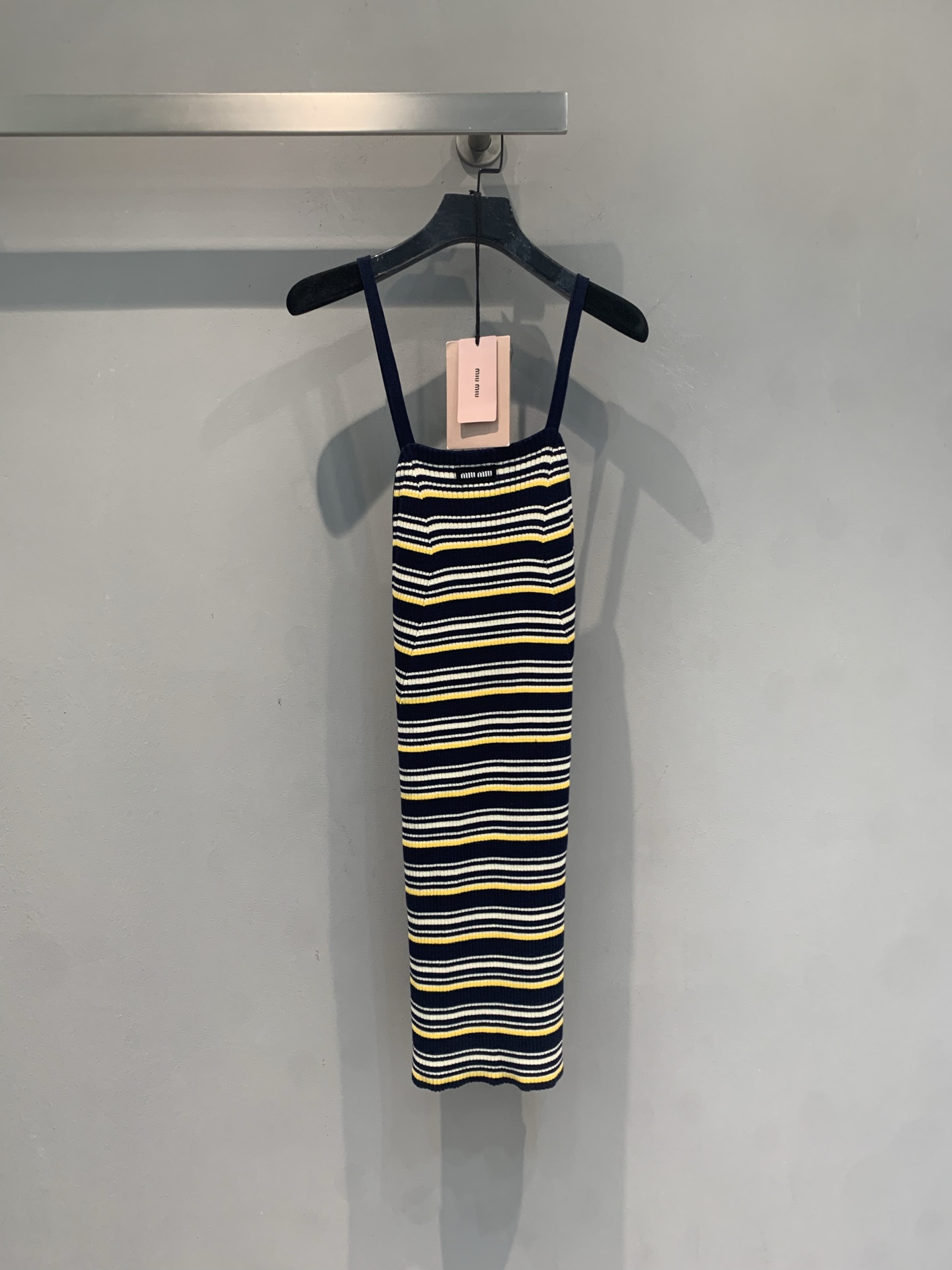 NO:841876,The new model has been shipped. The original developed Miumi* new fashionable retro striped knitted dress for spring and summer, navy bottom with bright yellow, white and black stripes, retro and eye-catching!  The pitted knitted fabric has good elasticity, fits the body and looks slim, and is super comfortable to wear in summer. The suspender + backless design is fashionable and cool, and the skirt length is moderate, making it look great in daily life, vacations, and photos. Paired with a straw hat and tote bag, you can easily get a vacation atmosphere!  Code number SML,,miumiu,espadrilles,totes,skirts,hats,19860909新款出货啦 原版开发 Miumi*春夏新款时髦复古条纹针织连衣裙,藏青底配明黄、白、黑条纹,复古又吸睛！坑条针织面料弹性好,贴身显瘦,夏天穿超舒服.吊带+露背设计,时髦又清凉,裙长适中,日常、度假、拍照都很出片.搭配草编帽、托特包,轻松get度假氛围感！码数SML,,miumiu,espadrilles,totes,skirts,hats,,Women's clothing