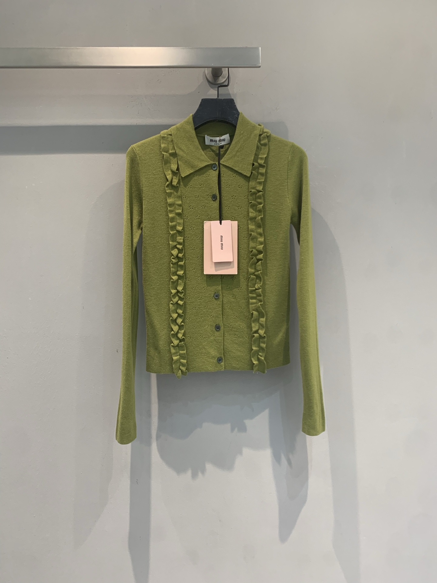 NO:841918,The new model is shipping. The original developed Miumi* new spring and summer fashionable retro fungus knitted cardigan, soft knitted material, retro fungus design, sweet and elegant. Lapel + symmetrical fungus pleats, full of details, green tone is super energetic for spring and summer!  It is versatile to wear alone or layered, and can easily create a sense of layering. It can be used for daily commuting and leisure. The Lete series is limited to spring and summer every year. It has both design and practicality. It is a must-have for fashionable girls!  Code number SML,,miumiu,19860909新款出货啦 原版开发 Miumi*春夏新款时髦复古木耳边针织开衫,柔软针织材质,复古木耳边设计,甜美又优雅.翻领+对称木耳边褶皱,细节满分,绿色调超有春夏活力感！单穿或叠穿都很百搭,轻松打造层次感,日常通勤、休闲都能hold住～Lete系列每年春夏限定,设计感与实用性兼具,时髦女孩必入！码数SML,,miumiu,,Women's clothing