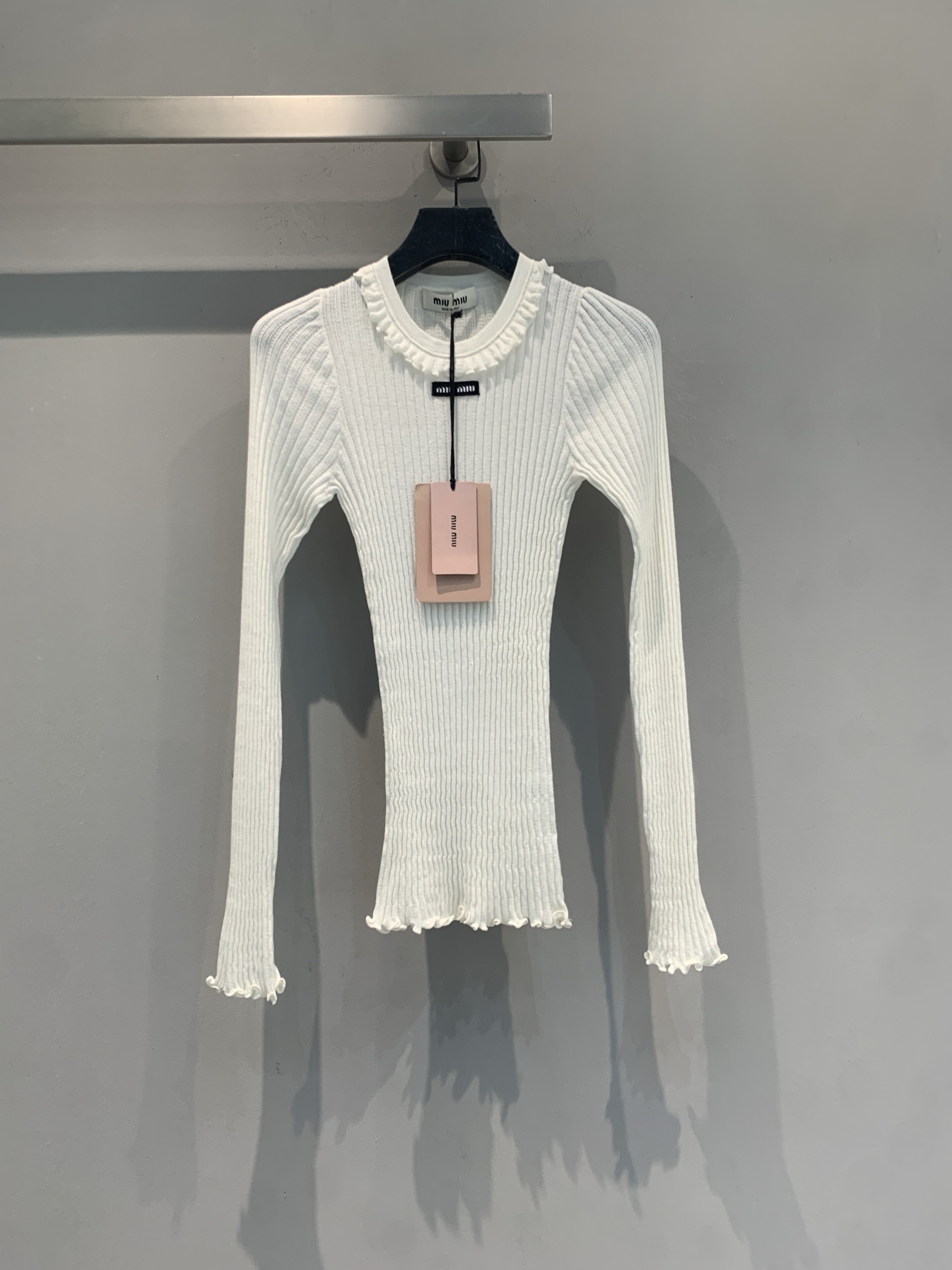 NO:841912,The new model has been shipped. The original developed Miumi* new spring and summer fashionable and versatile fungus-edged pitted sweater has a slim fit that fits the body shape, and the vertical stripe texture makes it slim and comfortable. The neckline and hem are spliced ​​with exquisite lace, with perfect details and a pure lust atmosphere!  The black brand woven label on the chest is highly recognizable. Whether worn alone or layered, you can easily create a gentle and sweet style. It is a must-have and versatile item in your wardrobe ~ Size SML,,miumiu,19860909新款出货啦 原版开发 Miumi*春夏新款时髦百搭木耳边坑条针织衫,修身版型贴合身形,竖条纹理显瘦又舒适.领口和下摆拼接精致蕾丝花边,细节满分,纯欲氛围感拉满！胸前黑色品牌织唛,辨识度超高.无论单穿还是内搭,都能轻松打造温柔甜美风格,是衣橱必备百搭单品～码数SML,,miumiu,,Women's clothing