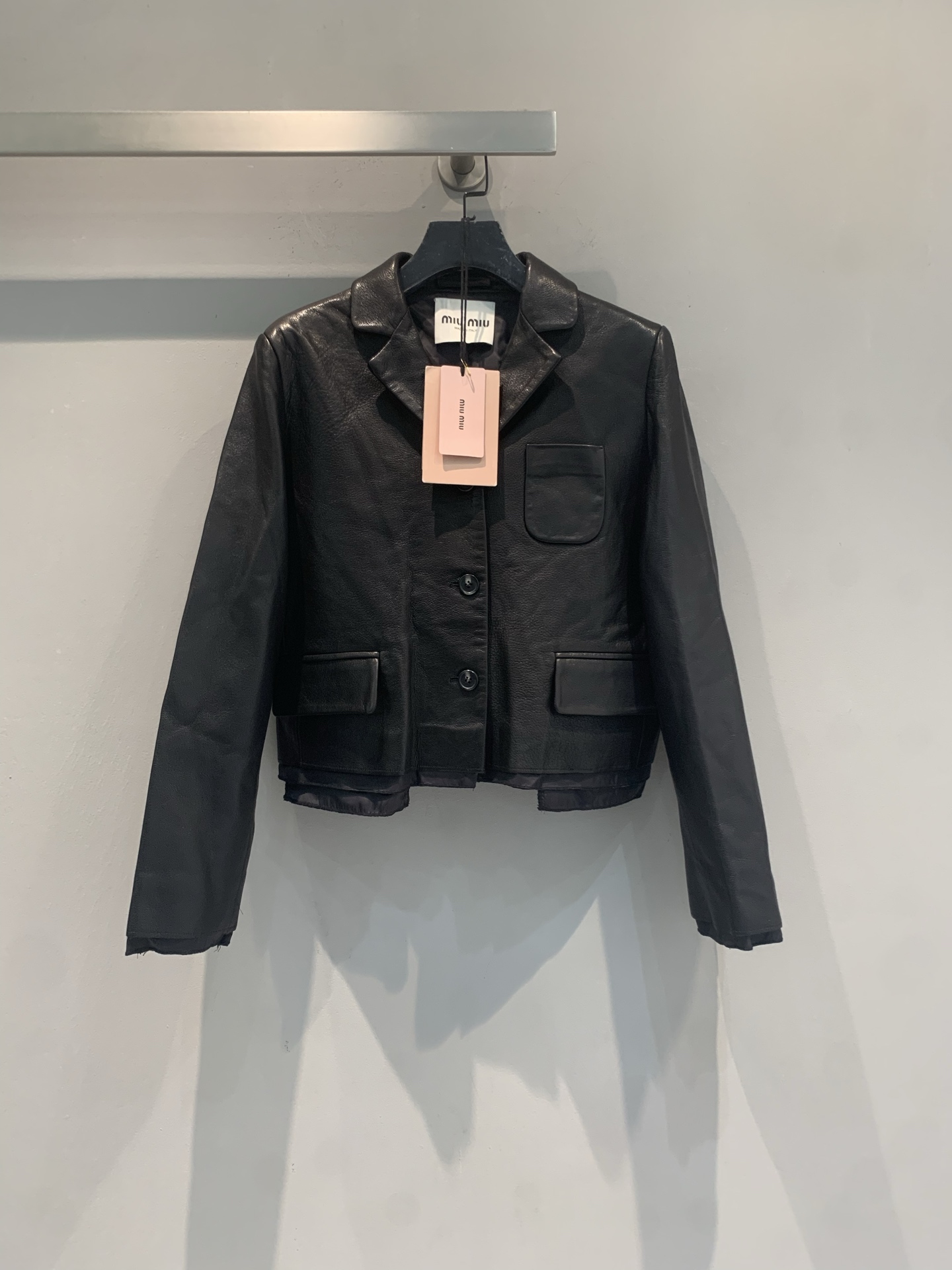NO:837936,The new model is shipping. The original developed Miumi* early spring new fashionable retro black lambskin short jacket is made of high-quality leather with natural wrinkle texture on the surface, retro and modern. Short cut + lapel design, double pockets on the front, practical and stylish. It is very suitable for autumn and winter. Pair it with high-waisted pants or skirts to easily create a smart and fashionable look!  It can be easily used for commuting, daily life, and light formal occasions. It is a must-have and versatile item in the wardrobe. Size SML, miumiu, skirts, jackets & coats, sheepskin,19860909新款出货啦 原版开发 Miumi*早春新款时髦复古黑色小羊皮短款外套,采用高品质皮革,表面自然褶皱纹理,复古又现代.短款剪裁+翻领设计,正面双口袋,实用又有型.秋冬季节超适合,搭配高腰裤或裙装,轻松打造干练时髦look！通勤、日常、轻正式场合都能轻松驾驭,是衣橱必备百搭单品.码数SML,,miumiu,skirts,jackets & coats,sheepskin,,Women's clothing