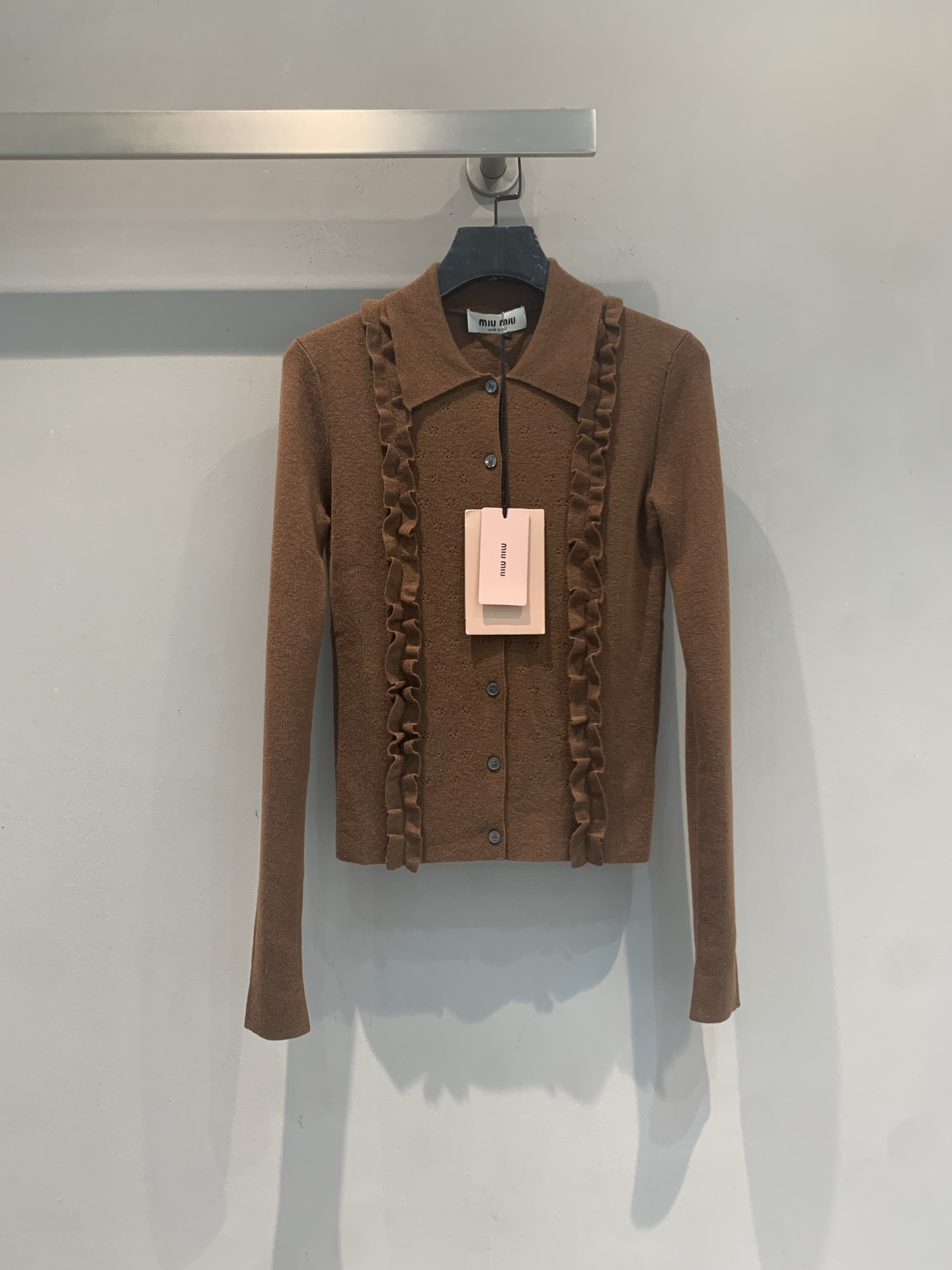 NO:838570,The new model is shipping. Originally developed by Miumi*, the new fashionable retro Lete series brown fungus-edged knitted cardigan for spring and summer is made of cashmere and silk blend. It is soft and skin-friendly, and is super comfortable to wear in spring and autumn!  The fungus edge + lapel design is retro and sweet, and the slim fit shows off your body curves. The dark brown color is versatile and can be easily used for commuting, dating, and daily life. Pair it with a pleated skirt or high-waisted trousers to capture your elegant temperament~Size SML,,miumiu,skirts,real silk,19860909新款出货啦 原版开发 Miumi*春夏新款时髦复古Lete系列棕色木耳边针织开衫,采用羊绒真丝混纺,柔软亲肤,春秋穿超舒服！木耳边+翻领设计,复古又甜美,修身版型超显身材曲线.深咖色百搭,通勤、约会、日常都能轻松驾驭,搭配百褶裙或高腰裤,优雅气质拿捏住啦～码数SML,,miumiu,skirts,real silk,,Women's clothing