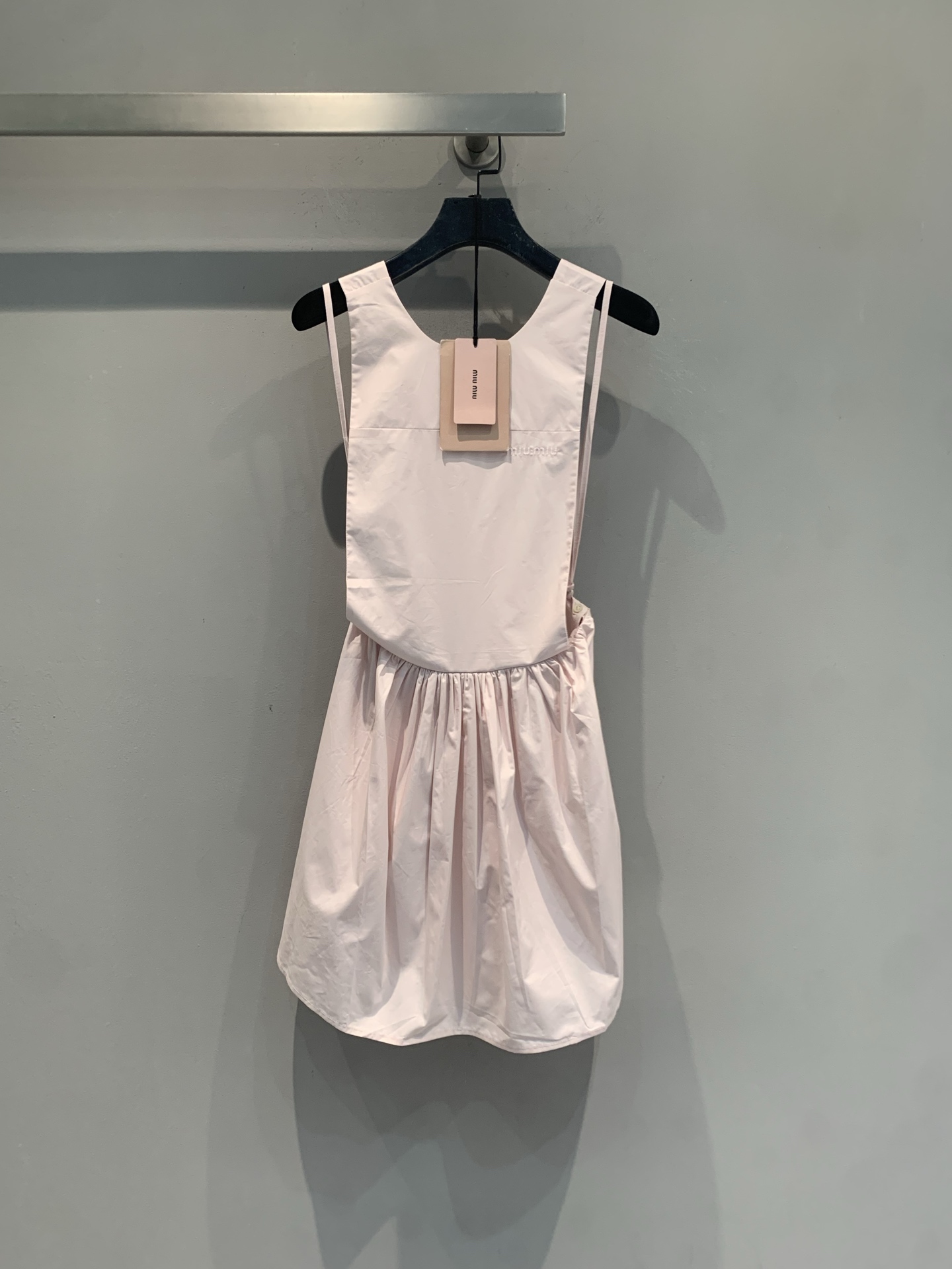 NO:838586,The new model is now shipping. The original developed Miumi* spring and summer new sweet style pink dress with letter embroidery. The light fabric is very suitable for summer. It has a simple sleeveless + waist design. The A-line skirt modifies the body shape. It is sweet and elegant. The brand embroidery on the chest is very recognizable. It can be easily worn in daily life, vacations and dates. Pair it with sandals or small bags to create a perfect atmosphere!  Code numberSML,,miumiu,sandals,skirts,19860909新款出货啦 原版开发 Miumi*春夏新款甜美风字母刺绣粉色连衣裙,轻薄面料超适合夏天,简约无袖+收腰设计,A字裙摆修饰身形,甜美又优雅.胸前品牌刺绣超有辨识度,日常、度假、约会都能轻松驾驭,搭配凉鞋或小包氛围感直接拉满！码数SML,,miumiu,sandals,skirts,,Women's clothing