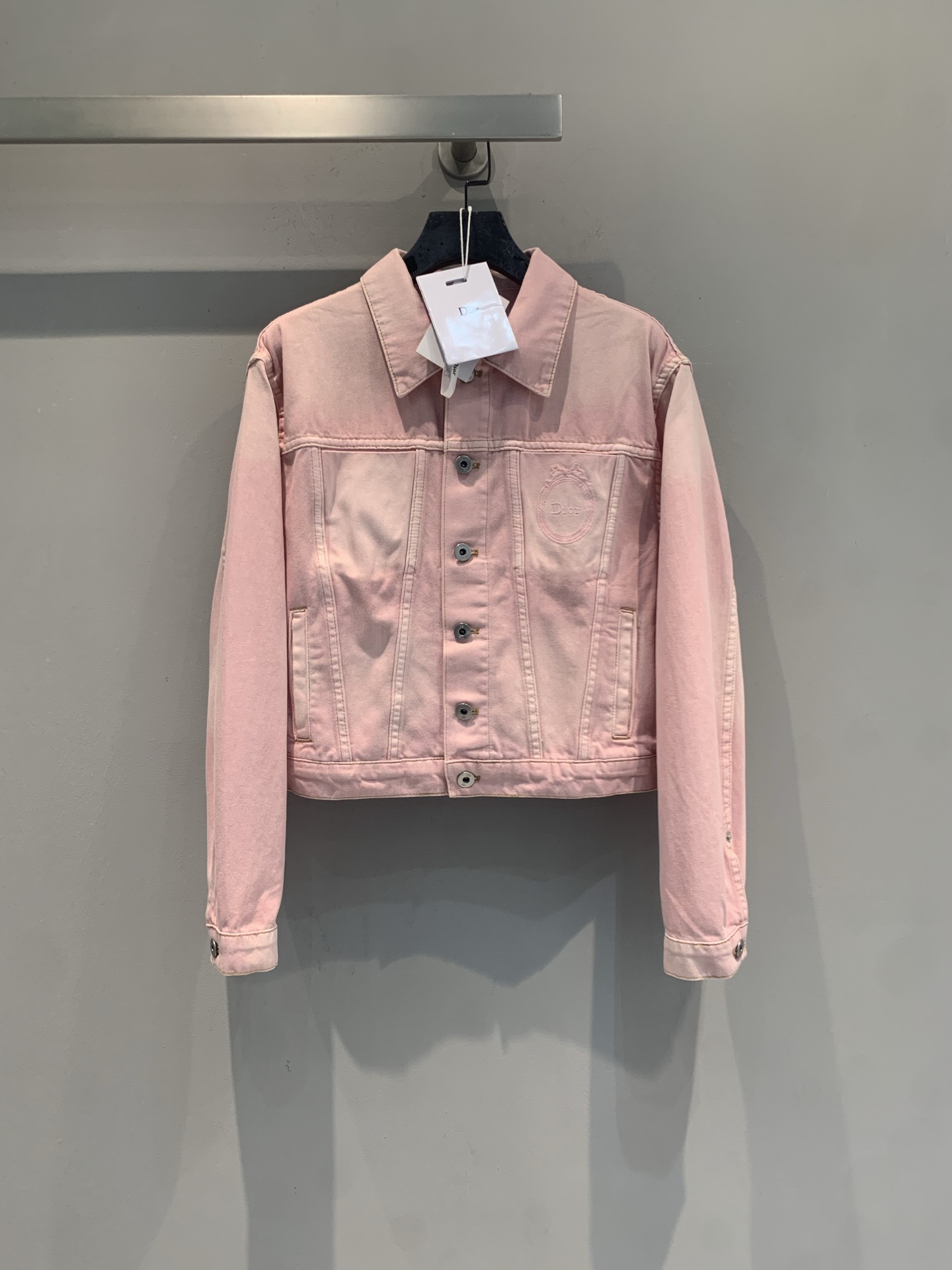 NO:837913,The new model is shipping. The original development CD spring and summer new fashionable and versatile badge gradient pink denim jacket, made of soft denim, the gradient pink has a spring atmosphere!  Short design + logo embroidery on the chest, perfect details. The metal buttons are retro and fashionable, and the loose fit makes you slim and not flattering on your figure. It can be easily used for daily commuting or leisure. Pair it with a denim skirt of the same color or a light-colored inner layer, which is gentle and reduces your age. You can easily get a sweet and cool style!  Size 36 38 40,,skirts,jackets & coats,19860909新款出货啦 原版开发 CD春夏新款时髦百搭徽章渐变粉色牛仔外套,采用柔软牛仔布,渐变粉色超有春日氛围感！短款设计+胸前Logo刺绣,细节满分.金属纽扣复古又时髦,宽松版型显瘦不挑身材,日常通勤或休闲都能轻松驾驭.搭配同色牛仔裙or浅色内搭,温柔又减龄,轻松get甜酷风穿搭！码数36 38 40,,skirts,jackets & coats,,Women's clothing