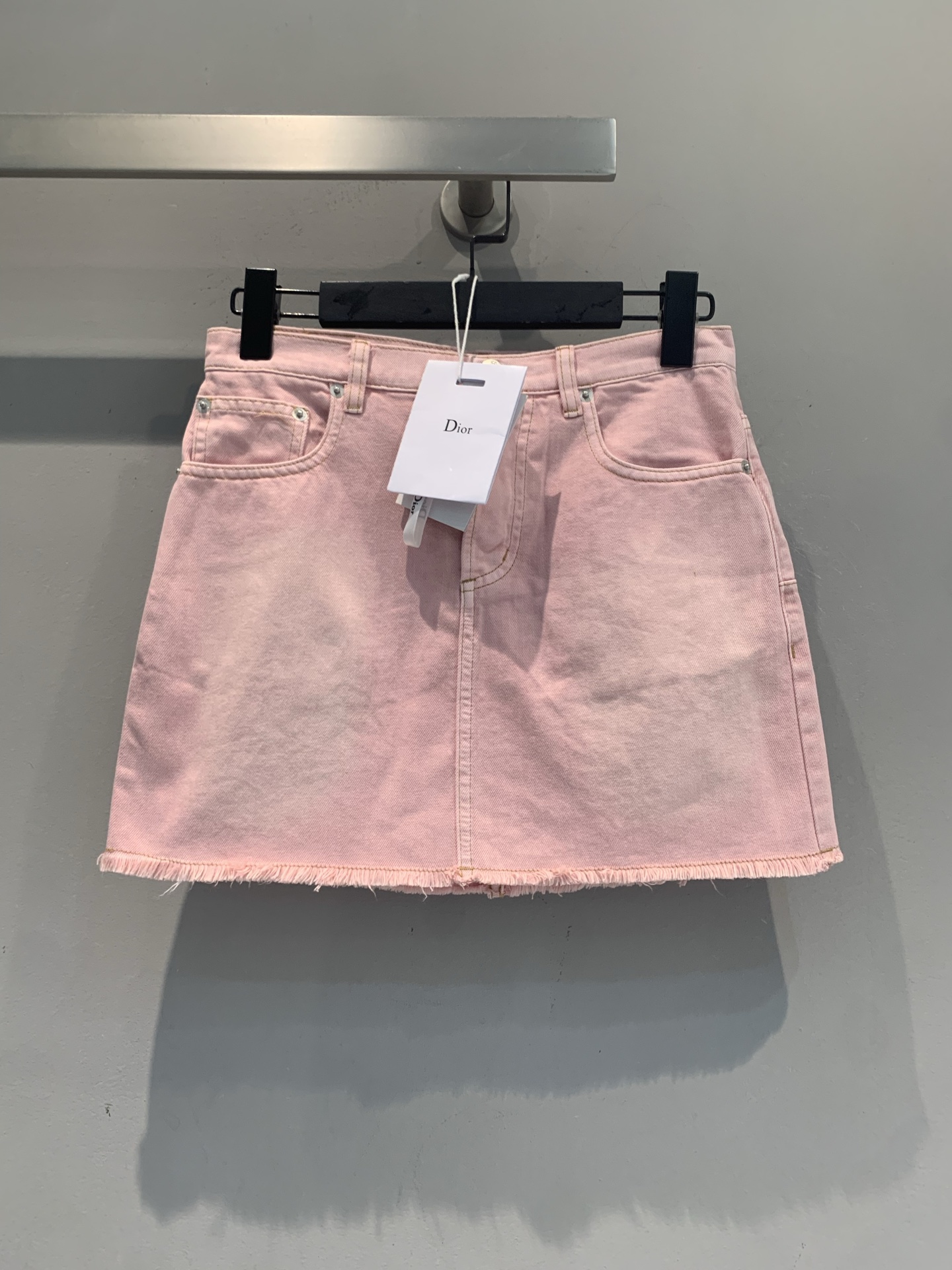 NO:837901,The new model has been shipped. The original development CD spring and summer new fashionable and versatile raw edge gradient pink denim skirt. Made of soft denim, low saturation pink is super gentle, full of Korean style atmosphere!  The high-waisted A-line silhouette makes your legs slimmer and flatters your legs, and the raw edge design of the skirt is super detailed. The double pockets on the front are practical and good-looking, making it easy to manage both daily commuting and leisure. Pair it with a denim jacket of the same color or a light-colored top to easily get a Korean-style outfit, which is sweet and individual, a must-have for spring and summer outings!  Size 36 38 40,,skirts,jackets & coats,19860909新款出货啦 原版开发 CD春夏新款时髦百搭毛边渐变粉色牛仔半身裙.采用柔软牛仔布,低饱和度粉色超温柔,韩系氛围感满满！高腰A字版型显瘦又修饰腿型,裙摆毛边设计超有细节感.正面双口袋实用又好看,日常通勤、休闲都能轻松驾驭.搭配同色牛仔外套或浅色上衣,轻松get韩系穿搭,甜美又不失个性,春夏出街必备！码数36 38 40,,skirts,jackets & coats,,Women's clothing