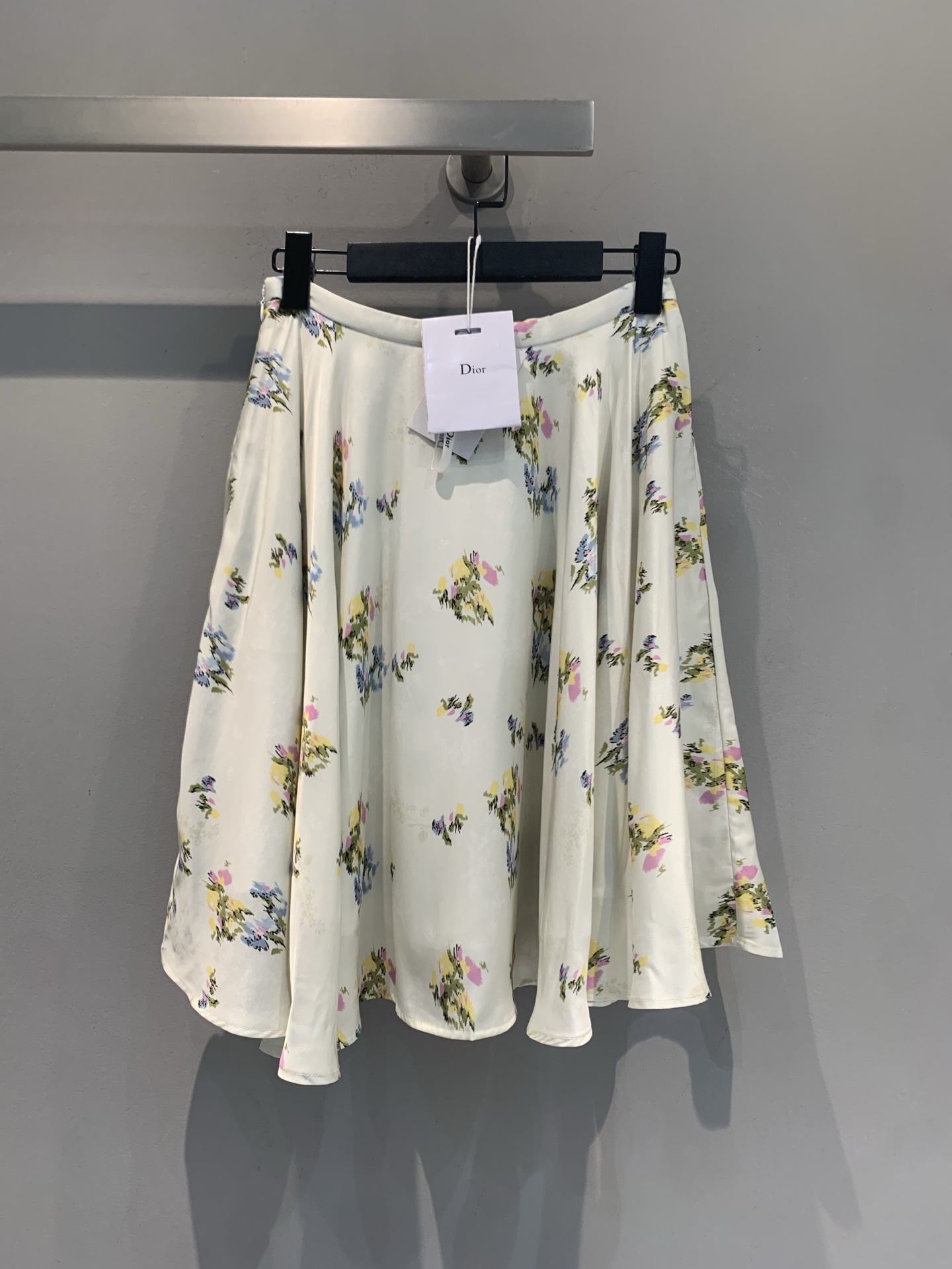 NO:837919,The new model has been shipped. The original development CD is a new fashionable and versatile silk floral skirt for spring and summer. Made of mulberry silk fabric, light and elegant fabric, with good drape, perfect for spring and summer ~ The A-line version modifies the crotch and leg lines, and the pear-shaped body is friendly, slim and elegant. Paired with a shirt or knitted cardigan of the same series, you can easily control it for commuting, dating, and vacation. It is practical and beautiful!  Size 36 38 40,,skirts,shirts,real silk,19860909新款出货啦 原版开发 CD春夏新款时髦百搭真丝碎花半身裙.采用桑蚕丝面料,轻盈飘逸面料,垂坠感好,春夏穿超适合～A字版型修饰胯部和腿部线条,梨形身材友好,显瘦又优雅.搭配同系列衬衫或针织开衫,通勤、约会、度假都能轻松驾驭,实用又美貌！码数36 38 40,,skirts,shirts,real silk,,Women's clothing
