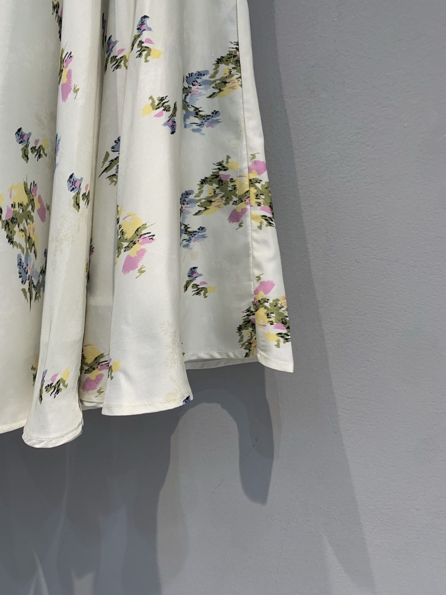 新款🆕 原版开发 CD春夏新款时髦百搭真丝碎花半身裙。采用桑蚕丝面料，轻盈飘逸面料，垂坠感好，春夏穿超适