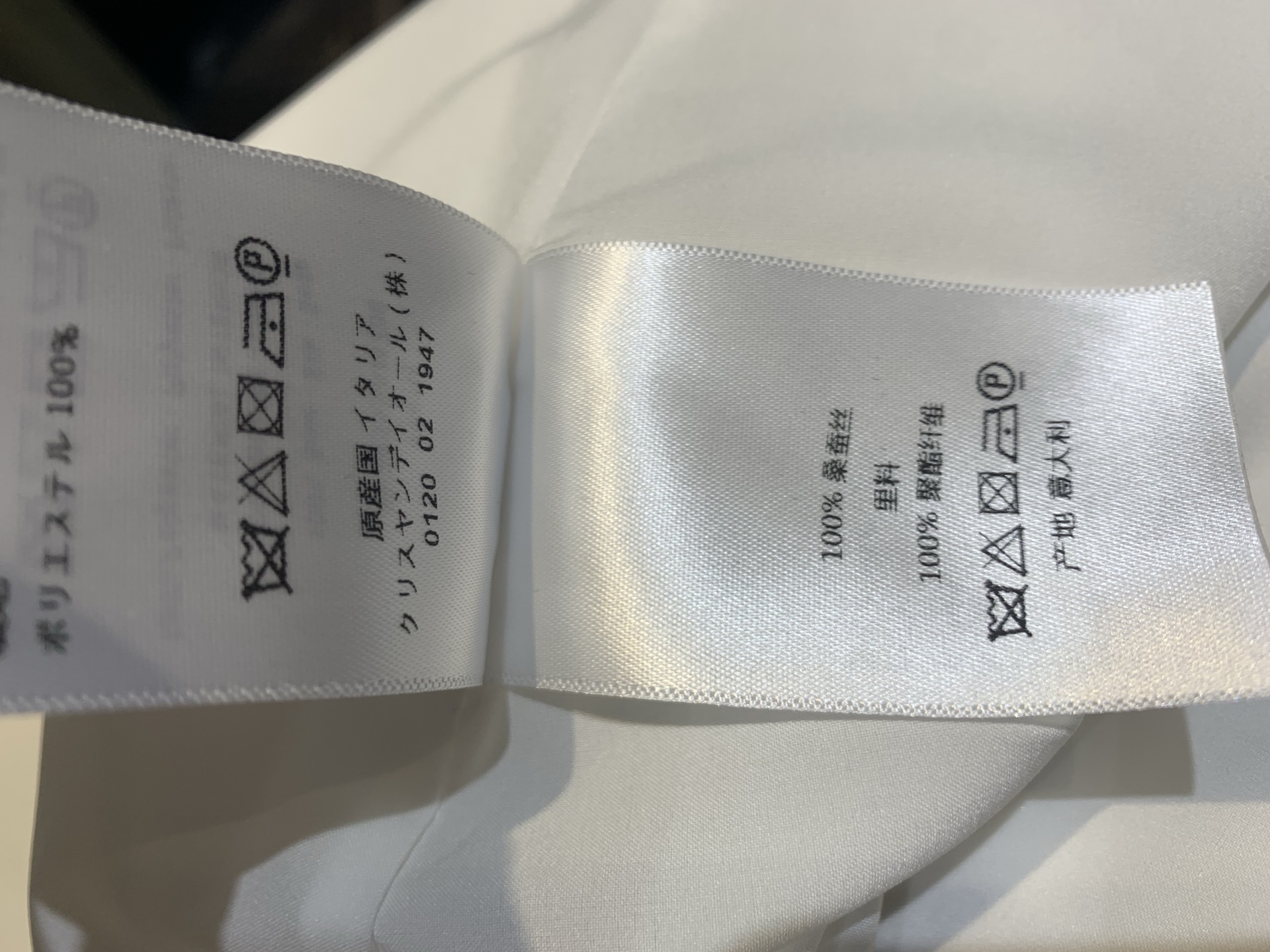 新款🆕 原版开发 CD春夏新款时髦百搭真丝碎花半身裙。采用桑蚕丝面料，轻盈飘逸面料，垂坠感好，春夏穿超适