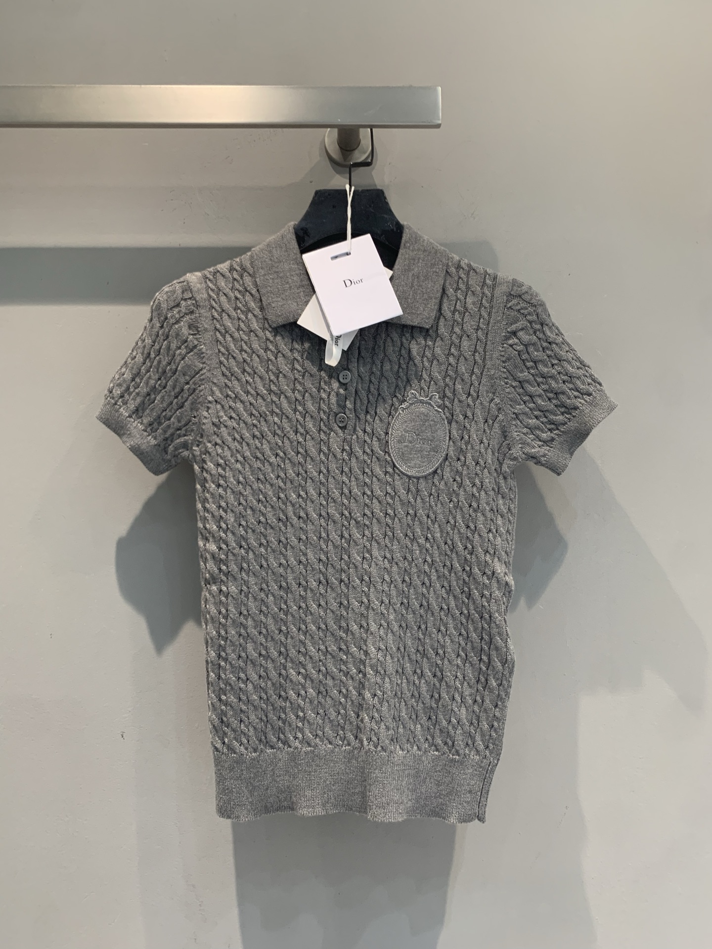 NO:837888,The new model has been shipped. The original development CD spring and summer new fashionable and versatile badge embroidered knitted Polo shirt, made of high-quality knitted fabrics, rhombus texture design, delicate and layered texture. Classic lapel + three buttons, circular embroidered logo on the left chest, perfect brand recognition!  Short-sleeved cut, super comfortable to wear in spring and summer, easy to wear for commuting and leisure. The gray color is versatile and can be worn with jeans or skirts, making it elegant and casual. Exquisite craftsmanship + high-end positioning, a must-have for fashionistas!  Size 36 38 40,,skirts,jeans,T-shirt,19860909新款出货啦 原版开发 CD春夏新款时髦百搭徽章刺绣针织Polo衫,采用高品质针织面料,菱格纹理设计,质感细腻有层次感.经典翻领+三颗纽扣,左胸圆形刺绣徽标,品牌辨识度满分！短袖剪裁,春夏穿超舒适,通勤休闲都能轻松驾驭.灰色百搭,随手搭牛仔裤或半裙,优雅随性get.精致工艺+高端定位,时髦精必入！码数36 38 40,,skirts,jeans,T-shirt,,Women's clothing
