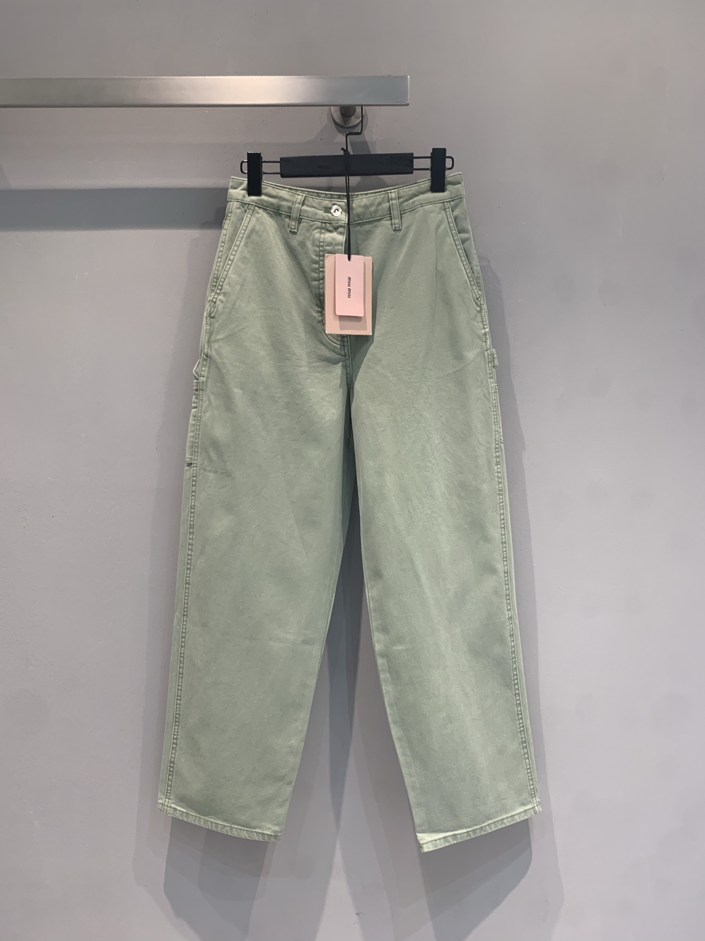 NO:838567,The new model has been shipped. The original developed Miumi* new fashionable retro gray-green straight jeans for spring and summer are made of crisp cotton twill fabric, breathable and comfortable, perfect for summer!  It has a loose straight fit, which flatters the legs and is very loose. The retro gray-green color is low-key and versatile. It can be worn with a T-shirt or a shirt and it will have a sense of atmosphere. The coffee-colored leather label on the back waist + matte black placket buckle, full of details and a sense of quality!  It can be easily used for daily outings and vacation photos. It is a must-have item for summer wear ~ size SML, miumiu, jeans, shirts, tees, t-shirt,19860909新款出货啦 原版开发 Miumi*春夏新款时髦复古灰绿色直筒牛仔裤,采用挺括棉质斜纹面料,透气又舒适,夏天穿超合适！宽松直筒版型,修饰腿型还很松弛,复古灰绿色低调百搭,随手搭T恤或衬衫都很有氛围感.后腰咖色皮标+哑光黑门襟扣,细节满分,品质感拉满！日常出街、度假拍照都能轻松驾驭,是夏日穿搭必备单品～码数SML,,miumiu,jeans,shirts,tees，t-shirt,,Women's clothing