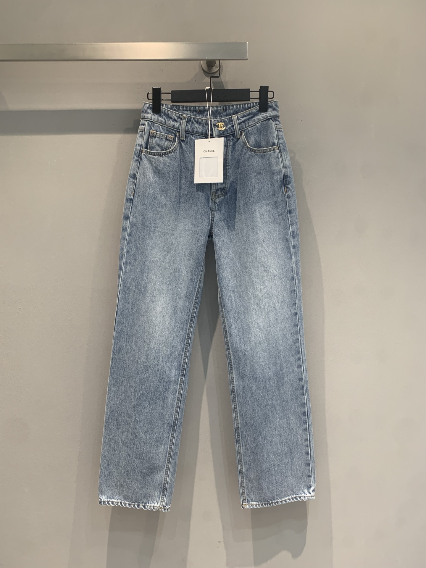 NO:838548,The new model has been shipped. The original version was developed by Jennie from the C family spring and summer series, the same double C high-waisted straight jeans, made of light blue washed denim fabric, full of retro and old-fashioned feeling!  The high-waisted straight version makes the legs slimmer and can be worn easily to achieve good proportions. The loose design is very comfortable for daily commuting and going out on the street. You can easily match it with a sweater, T-shirt or shirt, and you can easily get a casual and fashionable feeling~ Size 36 38 40,,chanel,jeans,shirts,tees,t-shirt,19860909新款出货啦 原版开发 C家春夏系列Jennie同款双C高腰直筒牛仔裤,浅蓝水洗丹宁面料,复古做旧感满满！高腰直筒版型,修饰腿型超显瘦,轻松穿出好比例.宽松设计,日常通勤、出街都很舒适,随便搭配针织衫、T恤或衬衫,轻松get随性时髦感～码数36 38 40,,chanel,jeans,shirts,tees，t-shirt,,Women's clothing
