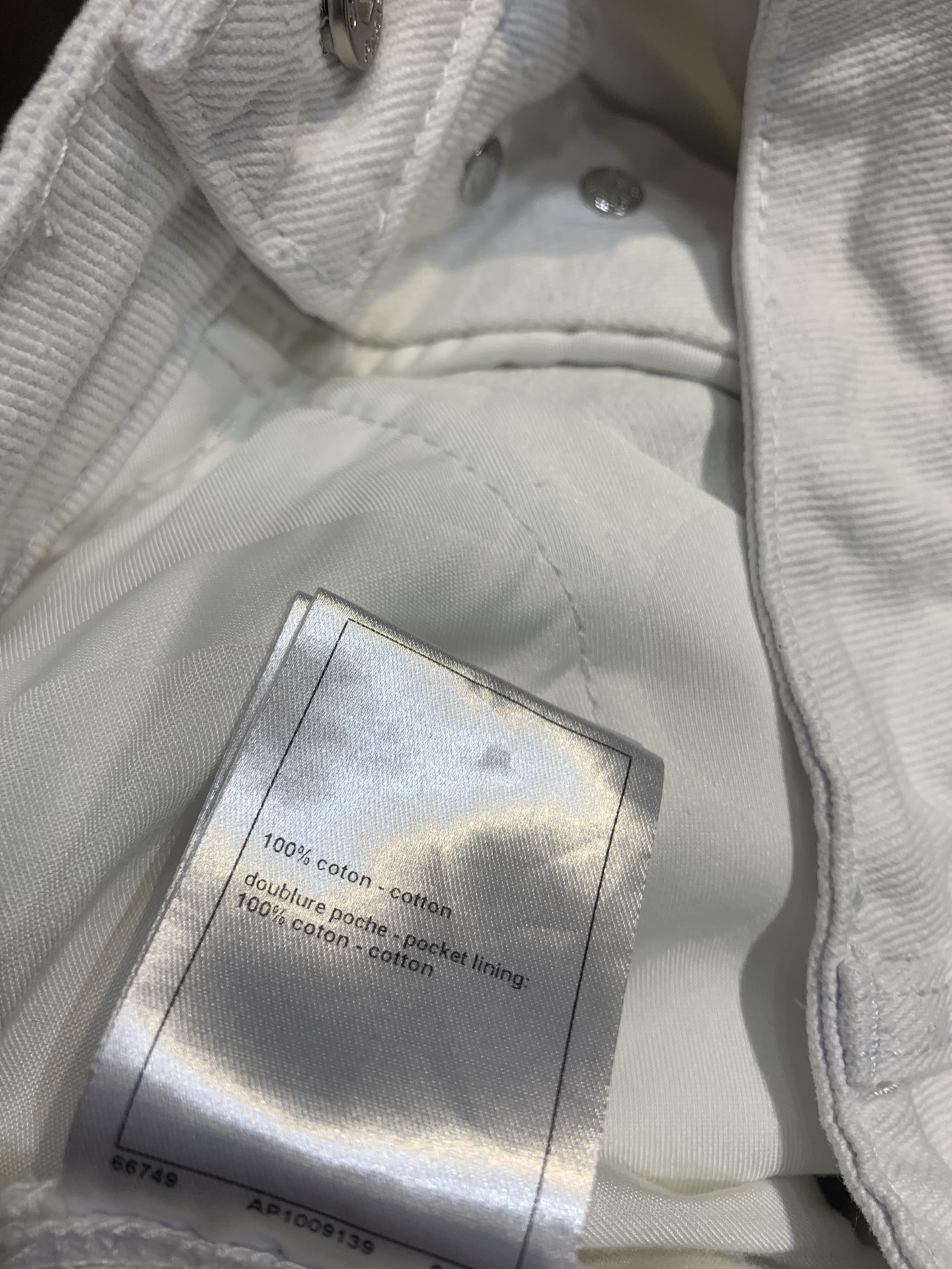 新款🔥出货啦📢 原版开发 C家春夏系列Jennie同款双C高腰直筒牛仔裤，浅蓝水洗丹宁面料，复古做旧感满