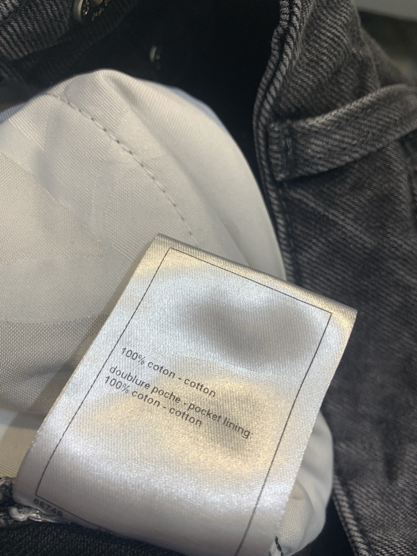 新款🔥出货啦📢 原版开发 C家春夏系列Jennie同款双C高腰直筒牛仔裤，浅蓝水洗丹宁面料，复古做旧感满