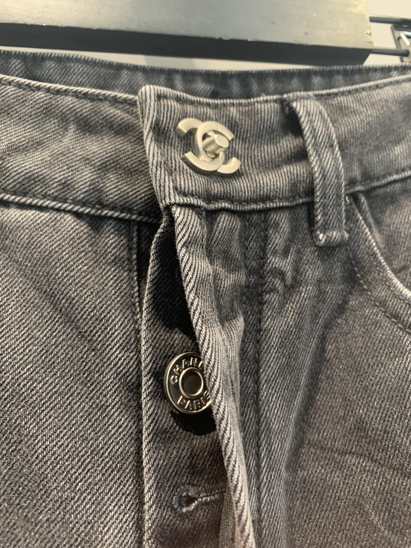 新款🔥出货啦📢 原版开发 C家春夏系列Jennie同款双C高腰直筒牛仔裤，浅蓝水洗丹宁面料，复古做旧感满