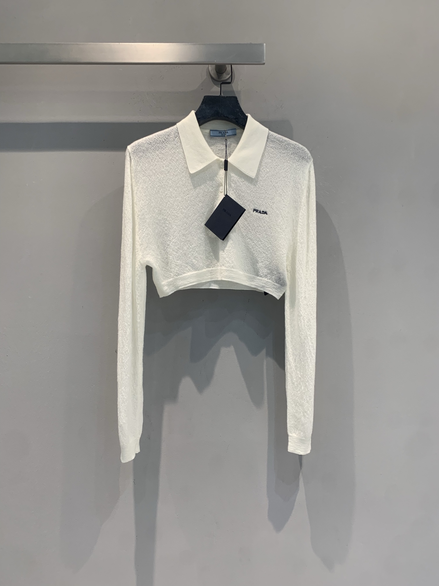 NO:840416,The new model is shipping. The original development of Prad* new spring and summer fashionable embroidered letter knitted short top is made of light and breathable knitted fabric, simple and elegant, classic lapel + long sleeve design, low-key and recognizable logo on the chest. The short cut shows the waistline, paired with high-waisted pants or skirts, you can easily create a smart and fashionable sense!  It can be easily used for daily commuting and leisure. It is comfortable and fashionable. It is versatile and not picky ~ size SML, prada, skirts,19860909新款出货啦 原版开发 Prad*春夏新款时髦刺绣字母针织短款上衣,采用轻薄透气针织面料,简约大方,经典翻领+长袖设计,胸前Logo低调有辨识度.短款剪裁超显腰线,搭配高腰裤或裙子,轻松打造干练时尚感！日常通勤、休闲都能轻松驾驭,舒适又时髦,百搭不挑人～码数SML,,prada,skirts,,Women's clothing